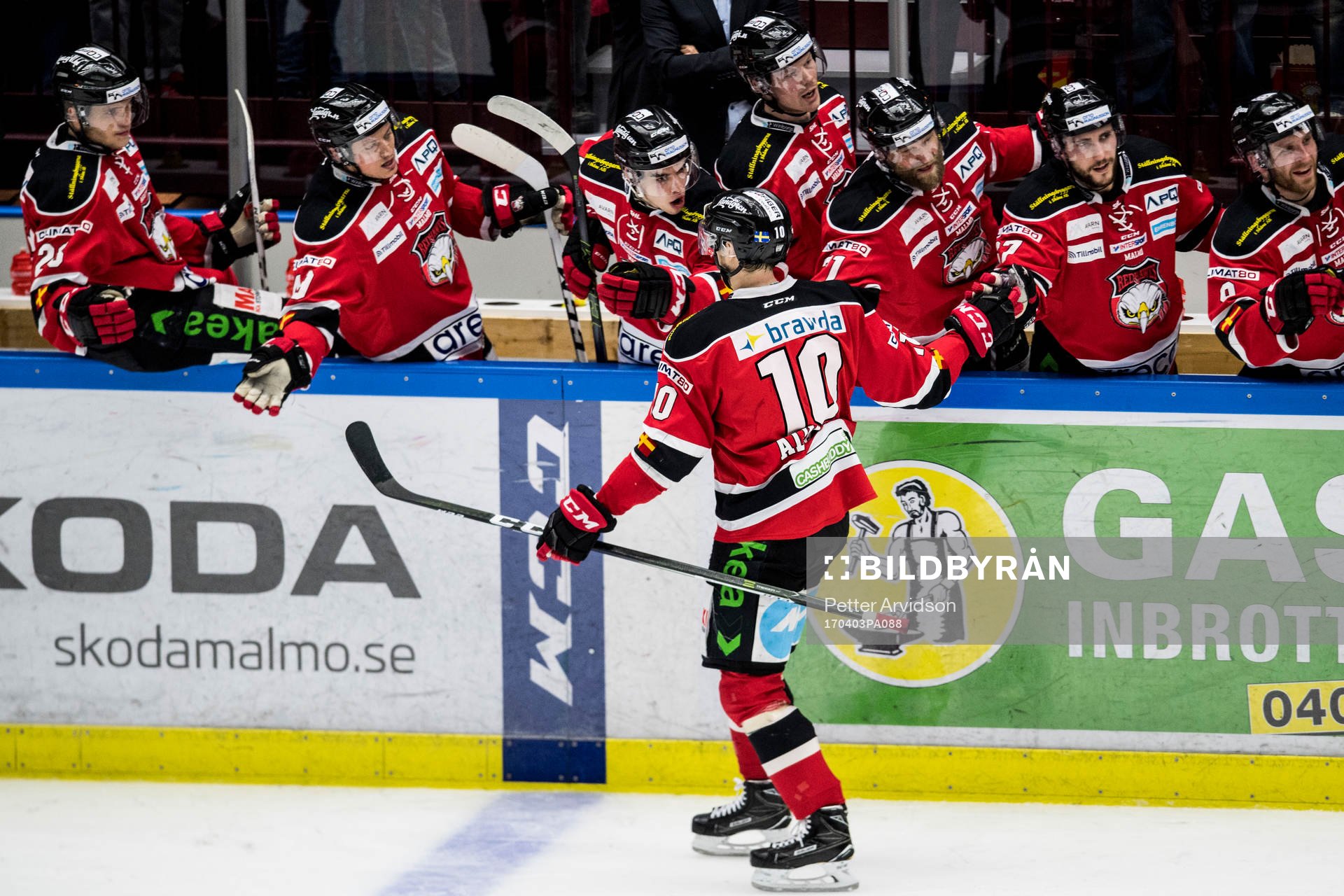 Malmö Redhawks Robin Alvarez jublar med båset