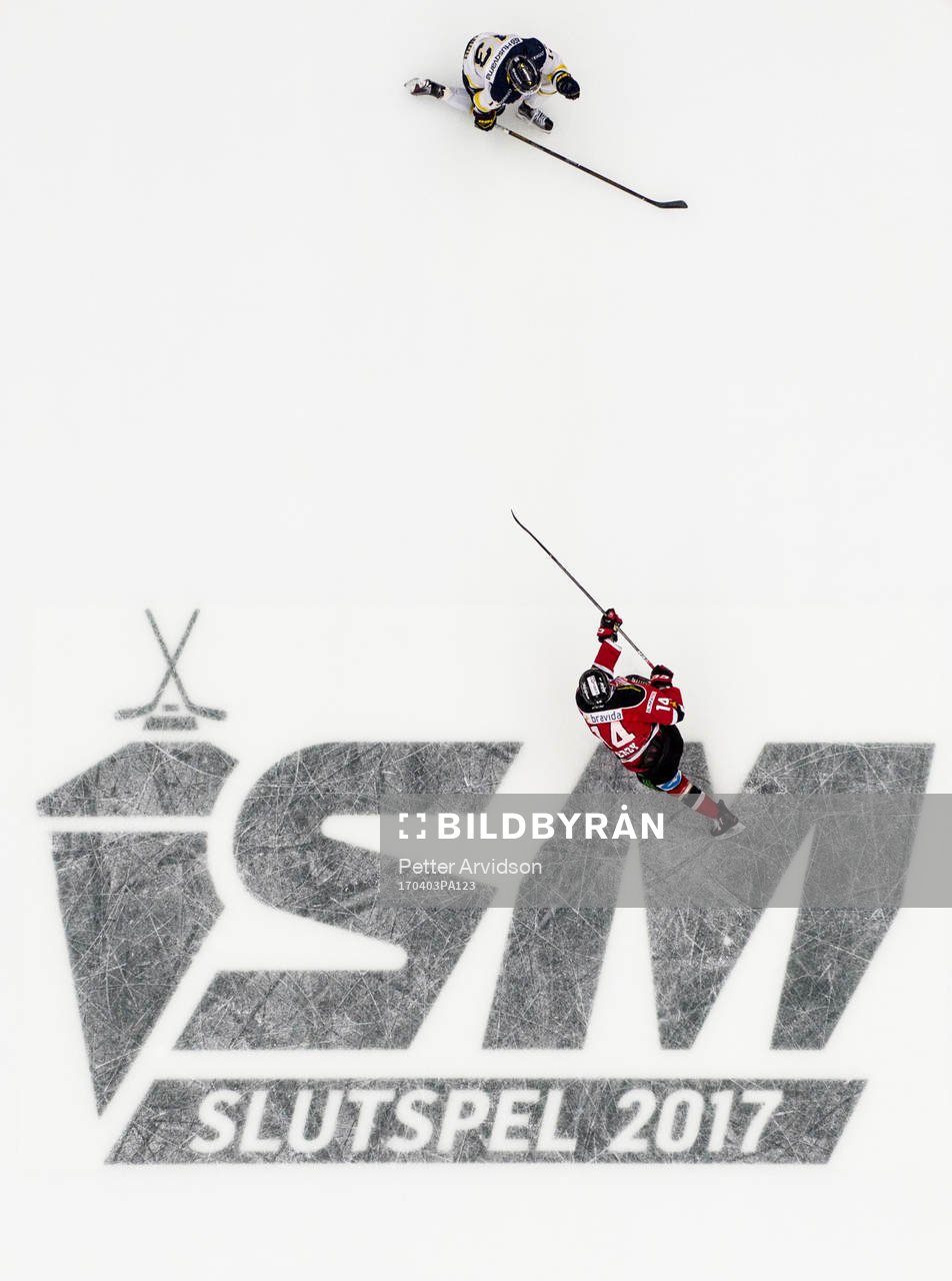Malmö Redhawks Carl-Johan Lerby skjuter in 1-1 målet