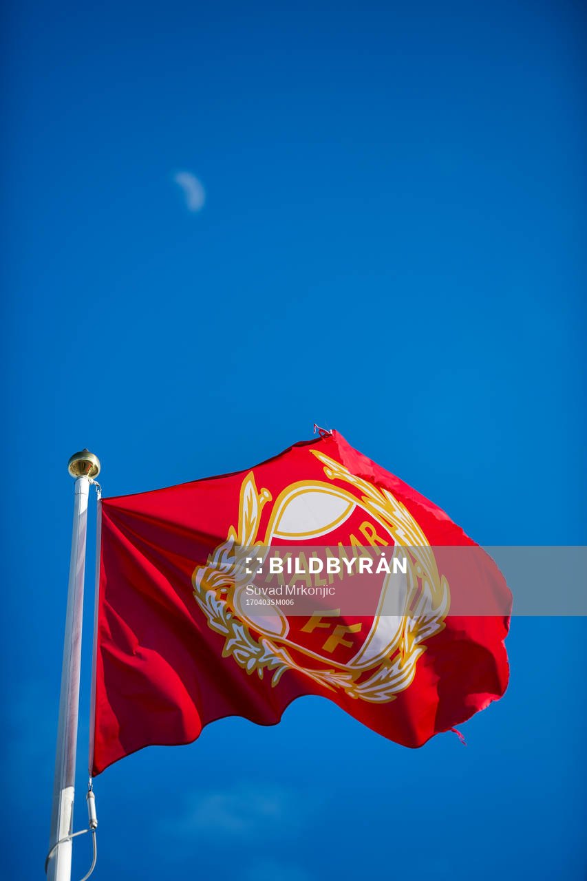 Kalmar flagga utanför Guldfågeln Arena