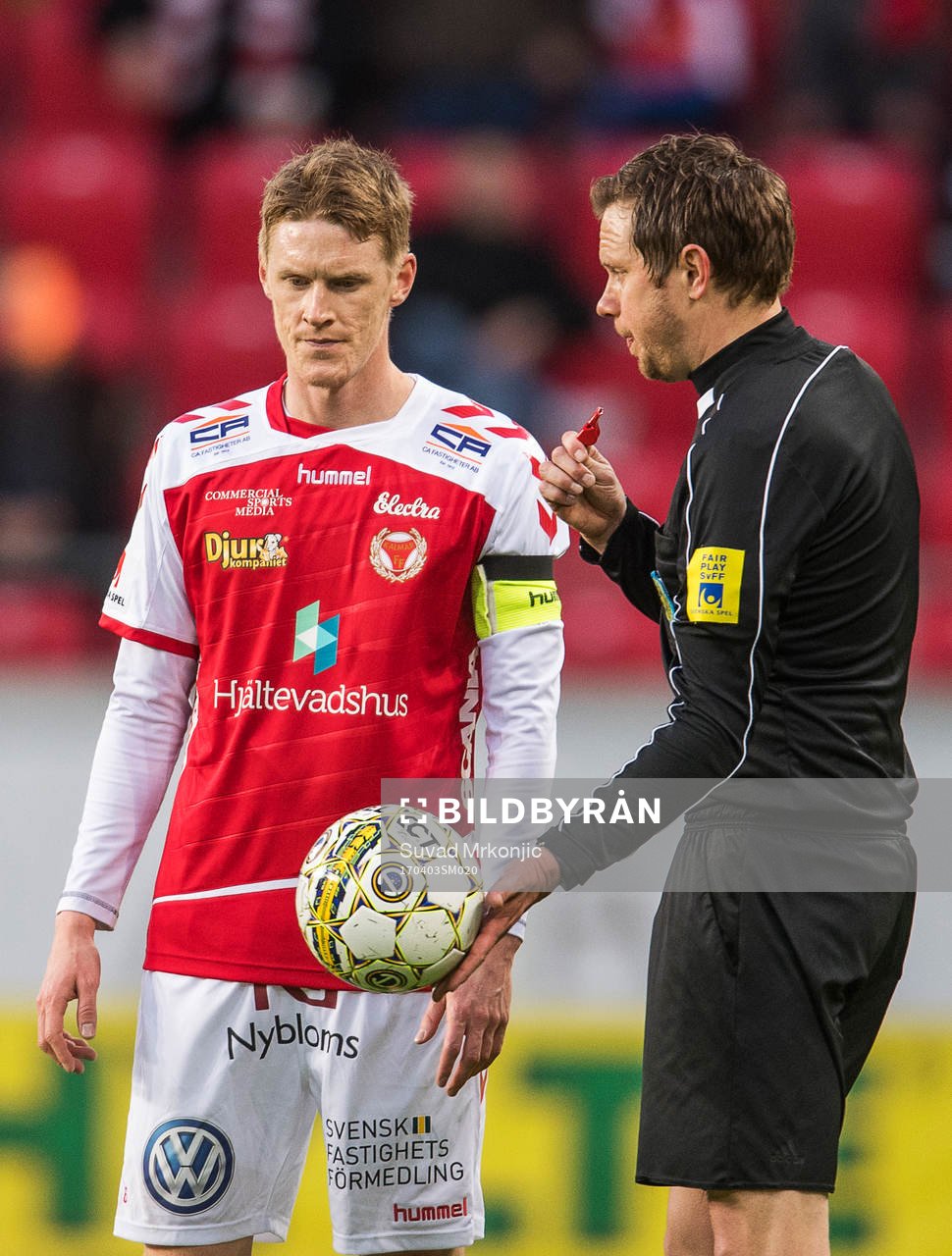 Kalmars Rasmus Elm och domaren Marcus Strömbergsson under fotbollsmatchen i Allsvenskan mellan Kalmar och Elfsborg den 3 april 2017 i Kalmar.