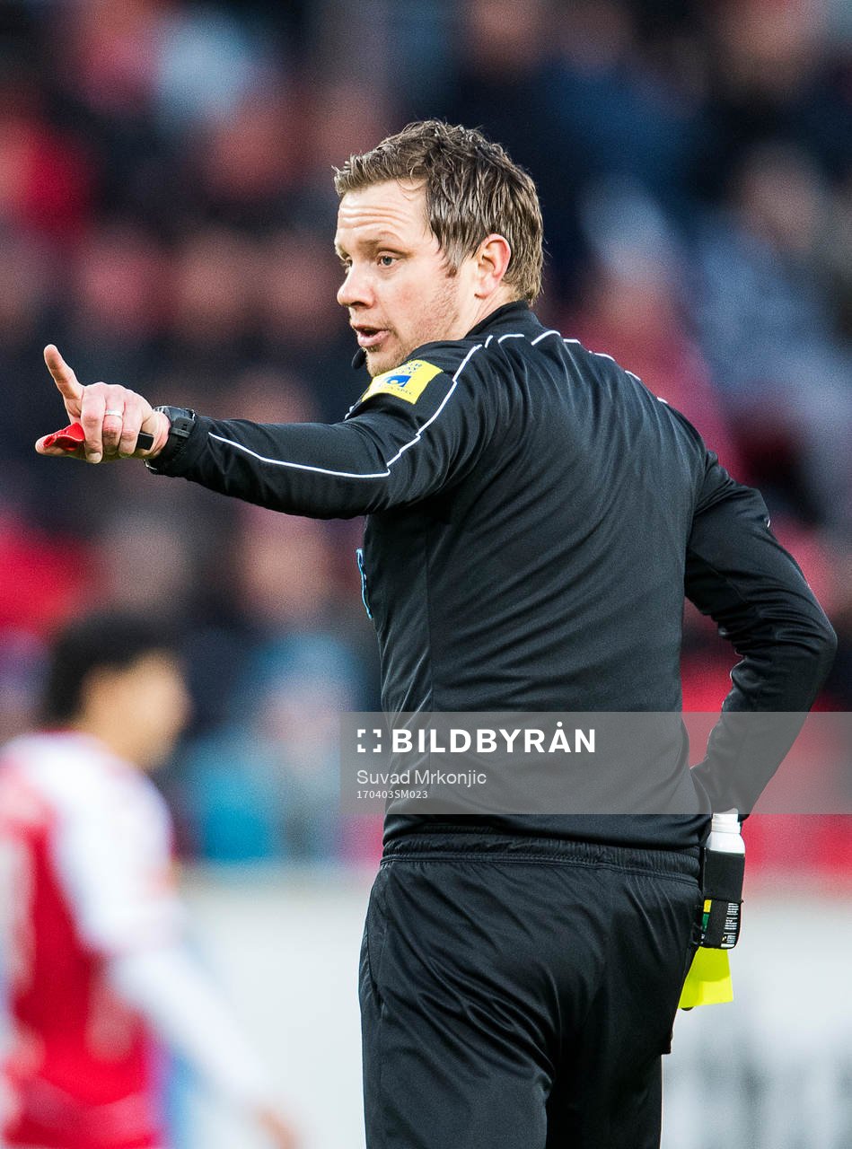 Domare Marcus Strömbergsson under fotbollsmatchen i Allsvenskan mellan Kalmar och Elfsborg den 3 april 2017 i Kalmar.