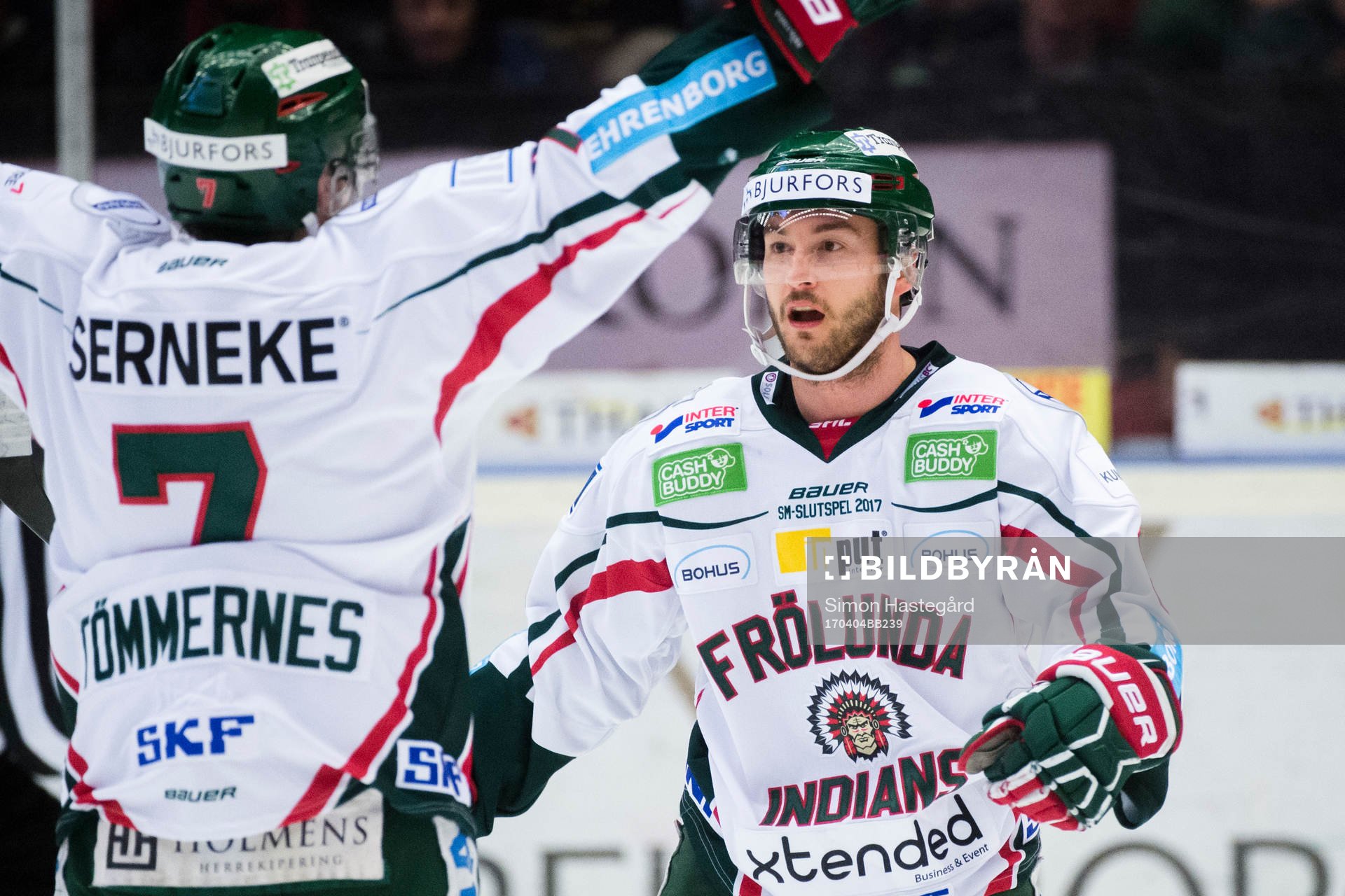 Frölundas Henrik Tömmernes och Casey Wellman jublar