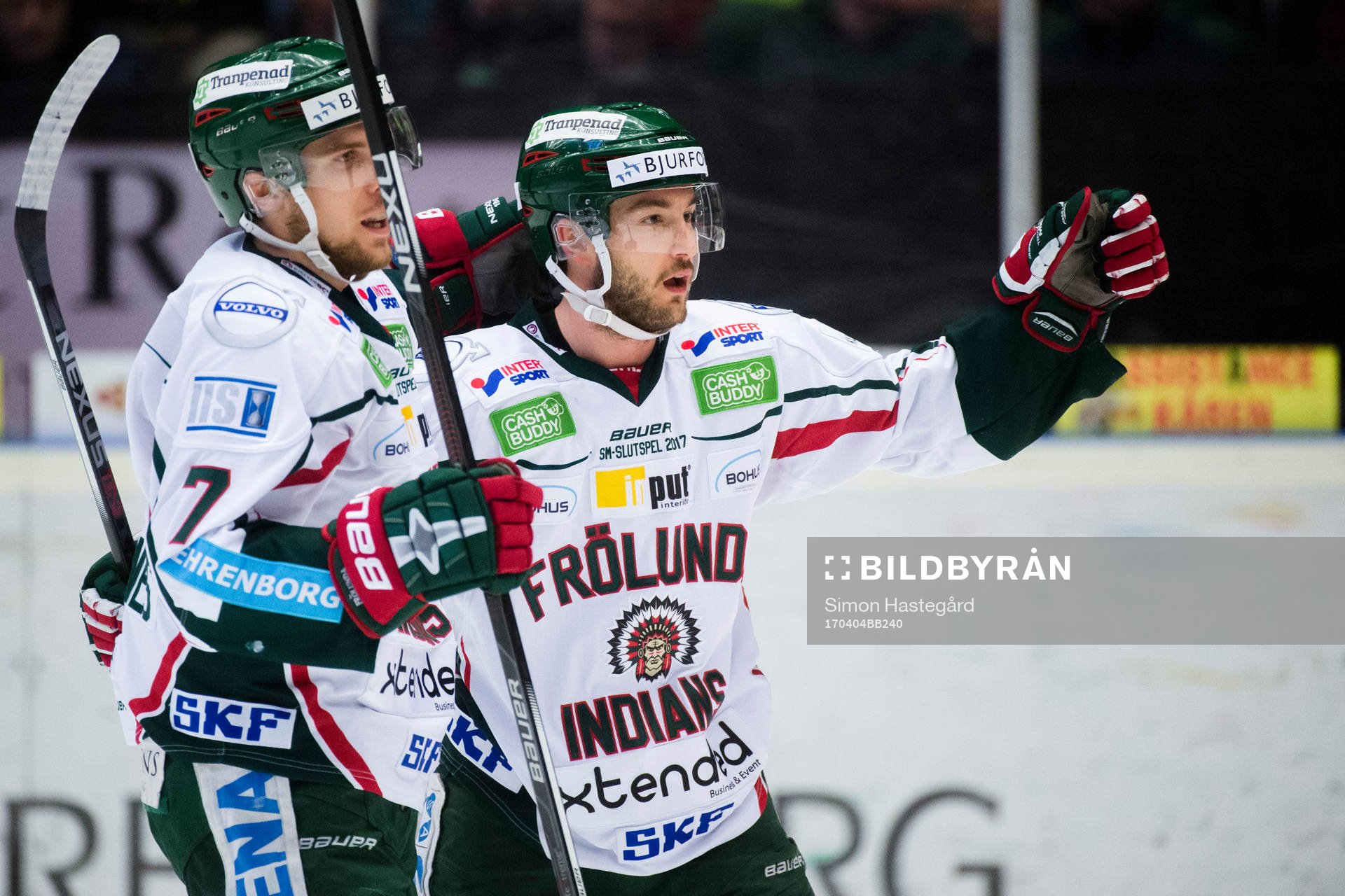 Frölundas Henrik Tömmernes och Casey Wellman jublar