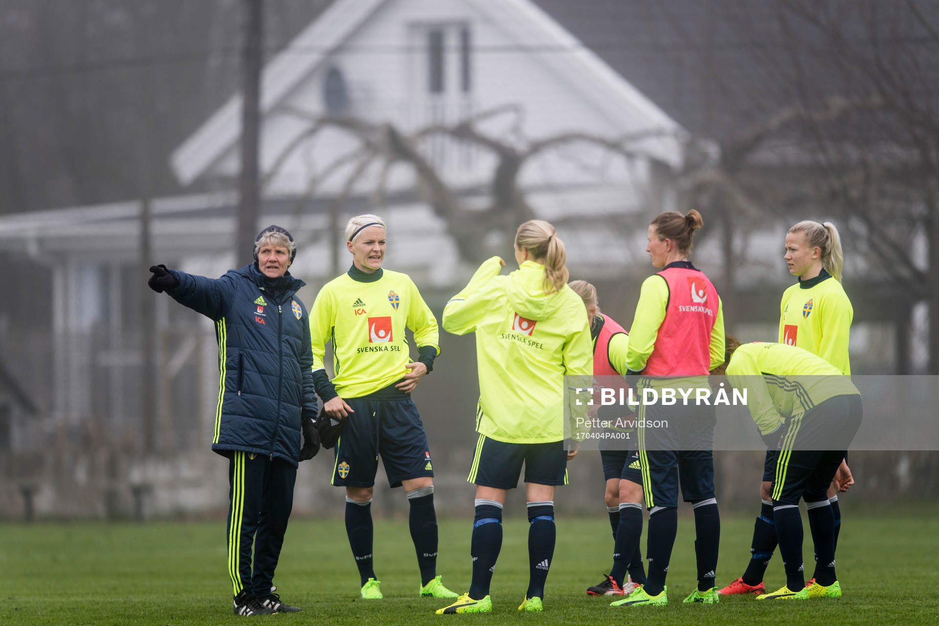 Förbundskapten Pia Sundhage och Nilla Fischer
