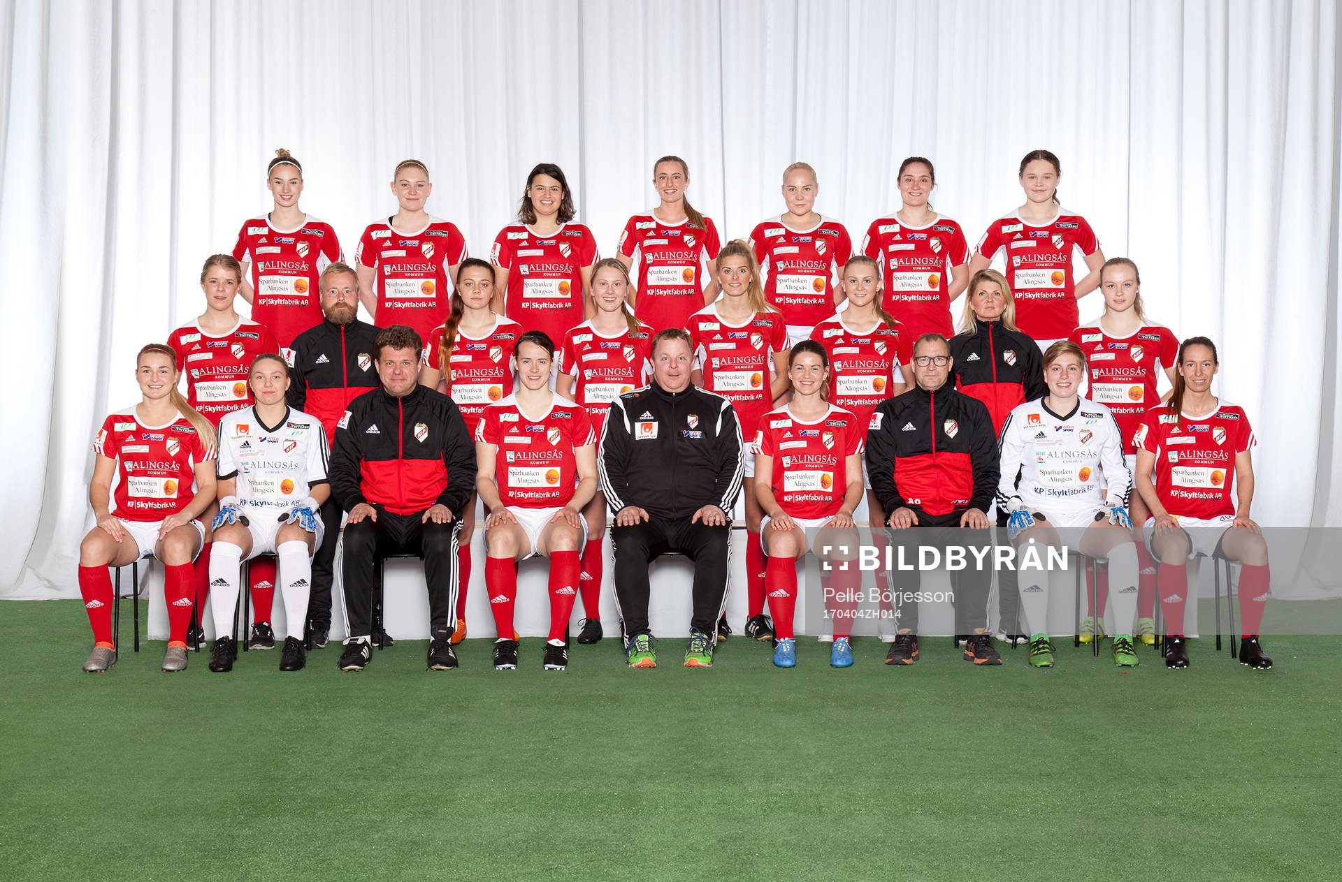 Holmalund poserar för en lagbild den 4 april 2017 i Alingsås. Bakre ledet fr. v. Ebba Ranieli, Sophie Högrell, Rebecca Cameras, Olivia Sultan, Ellen Karlsson, Anna Scavo, Maja Udd. Mittenledet fr. v. Nicole Fallqvist, assisterande tränare Robert Sjöqvist, Felicia Edgren, Hilda Svensson, Alice Eliasson, Beatrice Persson, fystränare Sophia Olofsson, Sofia Olsson. Sittande fr. v. Amalia Arvidsson, Amanda Olsson, tränare Christer Stolt, Anna Furberg, materialförvaltare Thomas Fallqvist, Ronia Gustafsson, målvaktstränare Robert Preissler, Moa Edrud, Pernilla Johansson.
