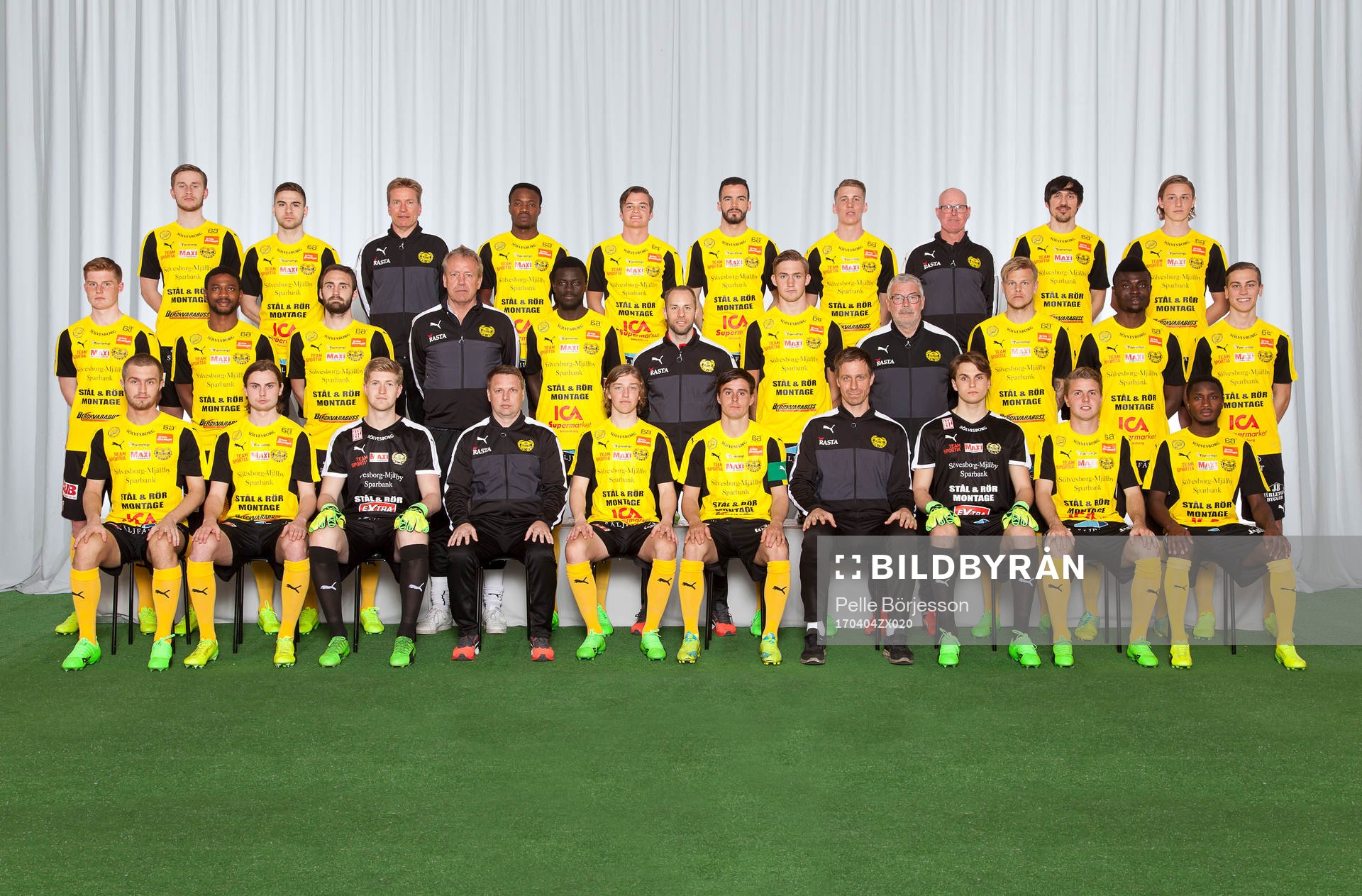 Mjällby poserar för en lagbild den 4 april 2017 i Mjällby. Bakre ledet fr. v. Oskar Svensson, Merza Halvadzic, Benny Johansson, Gabriel Frimpong, Anton Jonsson, Granit Stigova, Joel Enarsson, Ronny Ryberg, Daniel Ivanovski, Axel Jirdorf. Mittenledet fr. v. Philip Persson, Izuchukwa Emhe, Oskar Sverreisson, Hans Larsson, Mohamed Mbye, Johan Kristofersson, Axel Andersson, Jan Hallberg, David Löfqvist, Emanuel Okine. Sittande fr. v. Kevin Karlsson, Axel Nore, Jesper Johansson, Jonas Andersson, Axel Ryden, Jesper Gustavsson, Mattias Asper, Oskar Ekman, Joel Nilsson, Mamado Moro.
