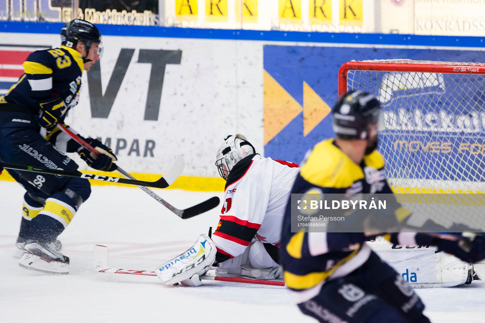 s Lias Andersson gör 1-0 bakom Malmö Redhawks målvakt