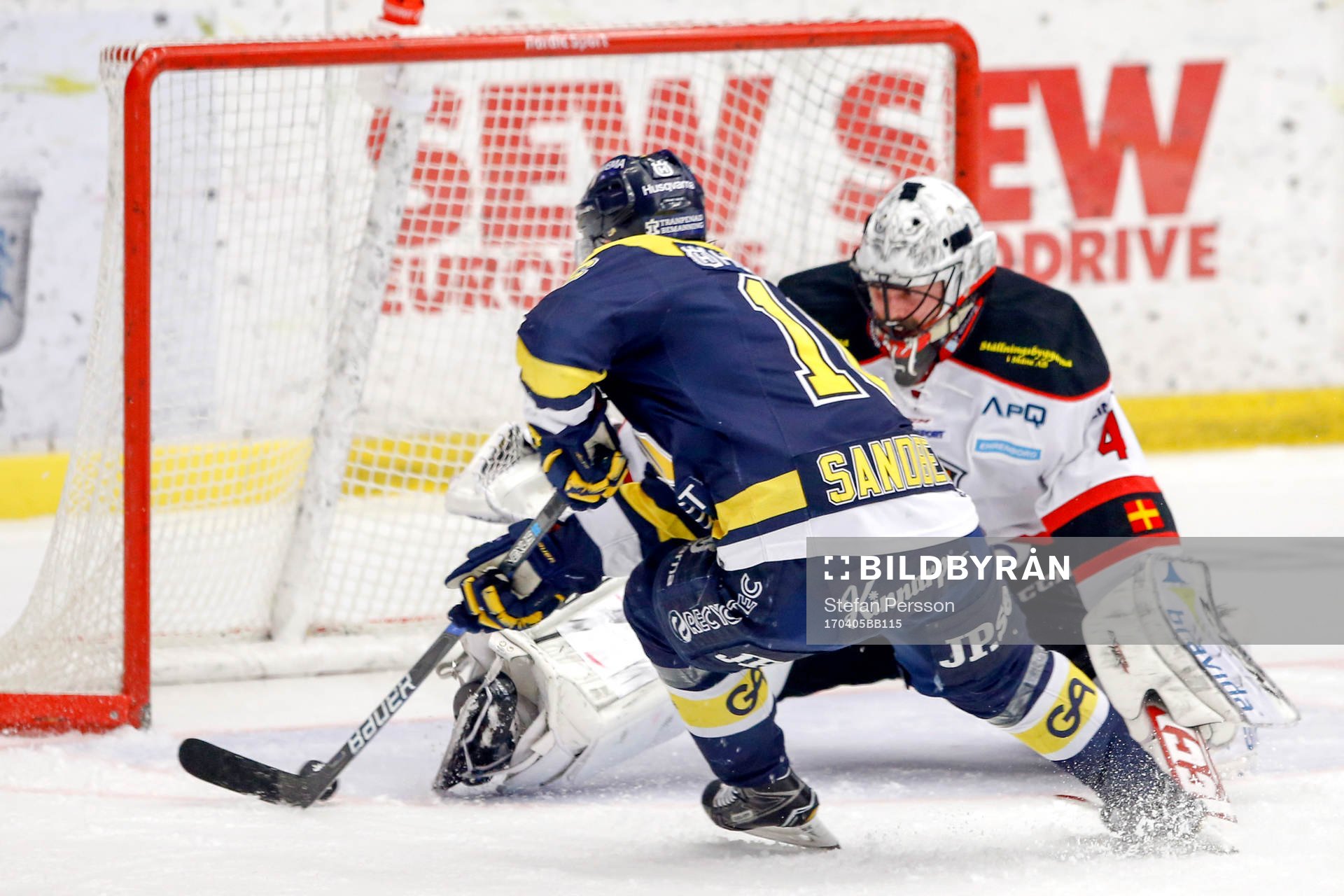 s Filip Sandberg gör 3-0 bakom Malmö Redhawks målvakt