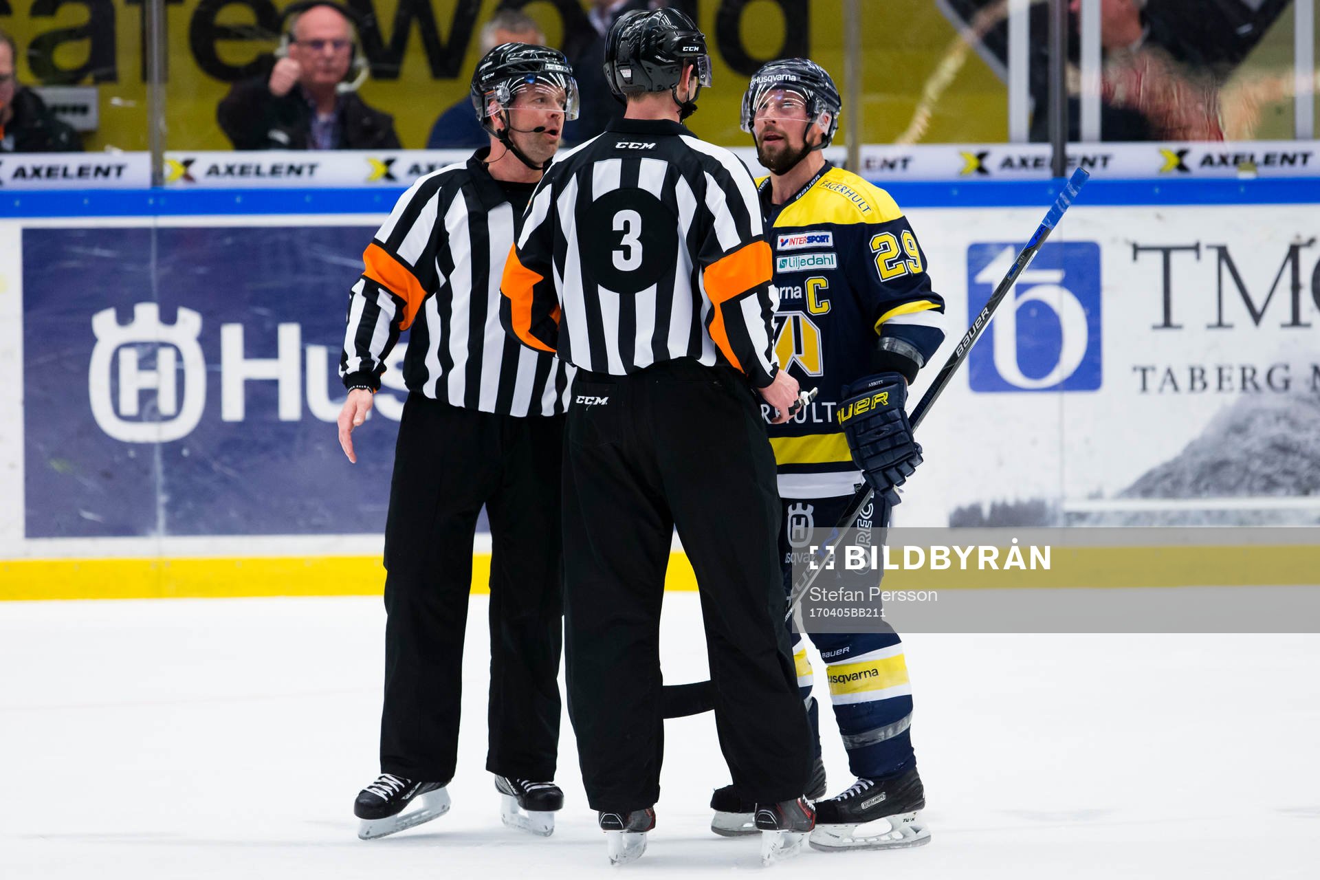 Domarna Patrik Sjöberg och Domare Linus Öhlund i