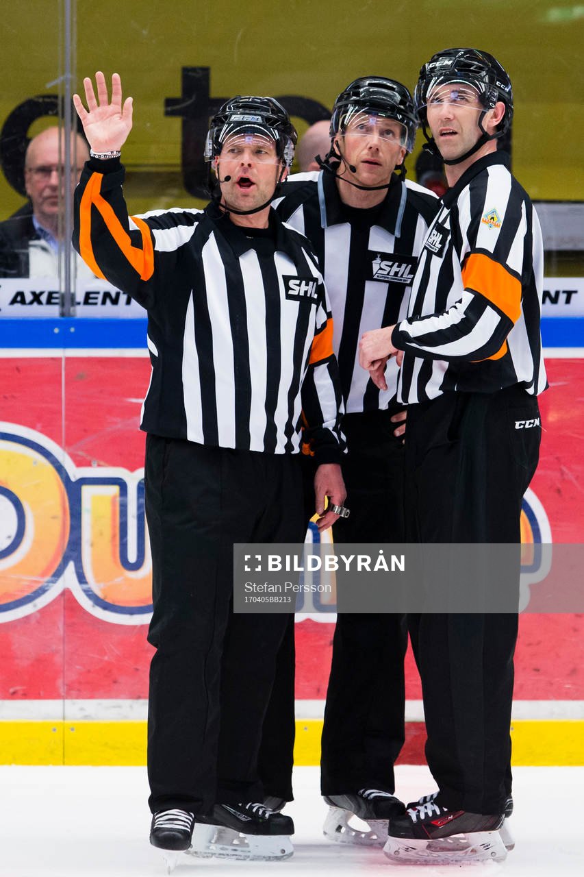 Domarna Patrik Sjöberg och Domare Linus Öhlund i