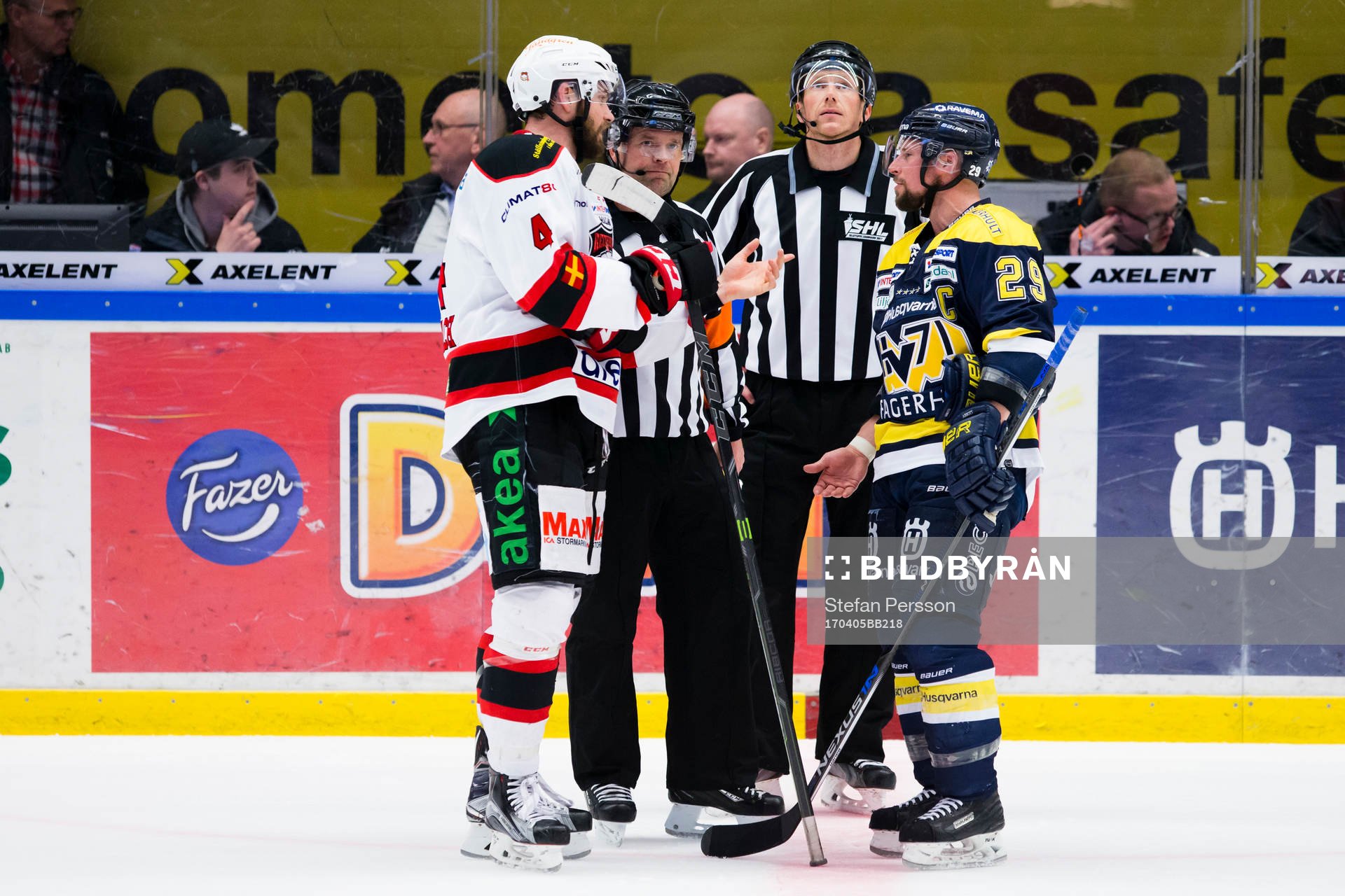 s Chris Abbott i diskussion med domaren Patrik Sjöberg