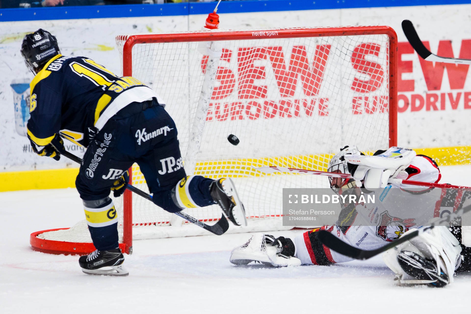 s Filip Sandberg gör mål till 3-1 bakom Malmö Redhawks