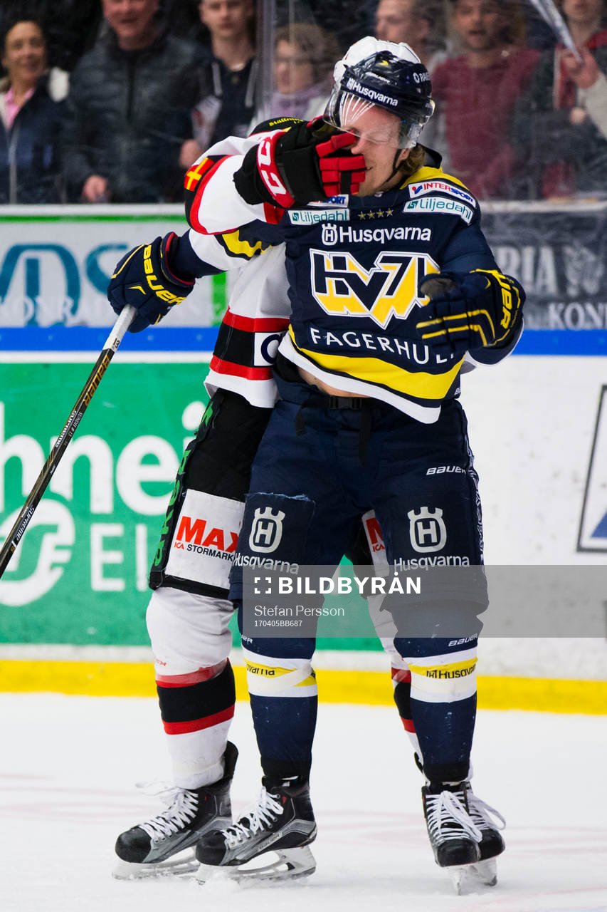 s Oscar Sundh och Malmö Redhawks Noah Welch i gruff