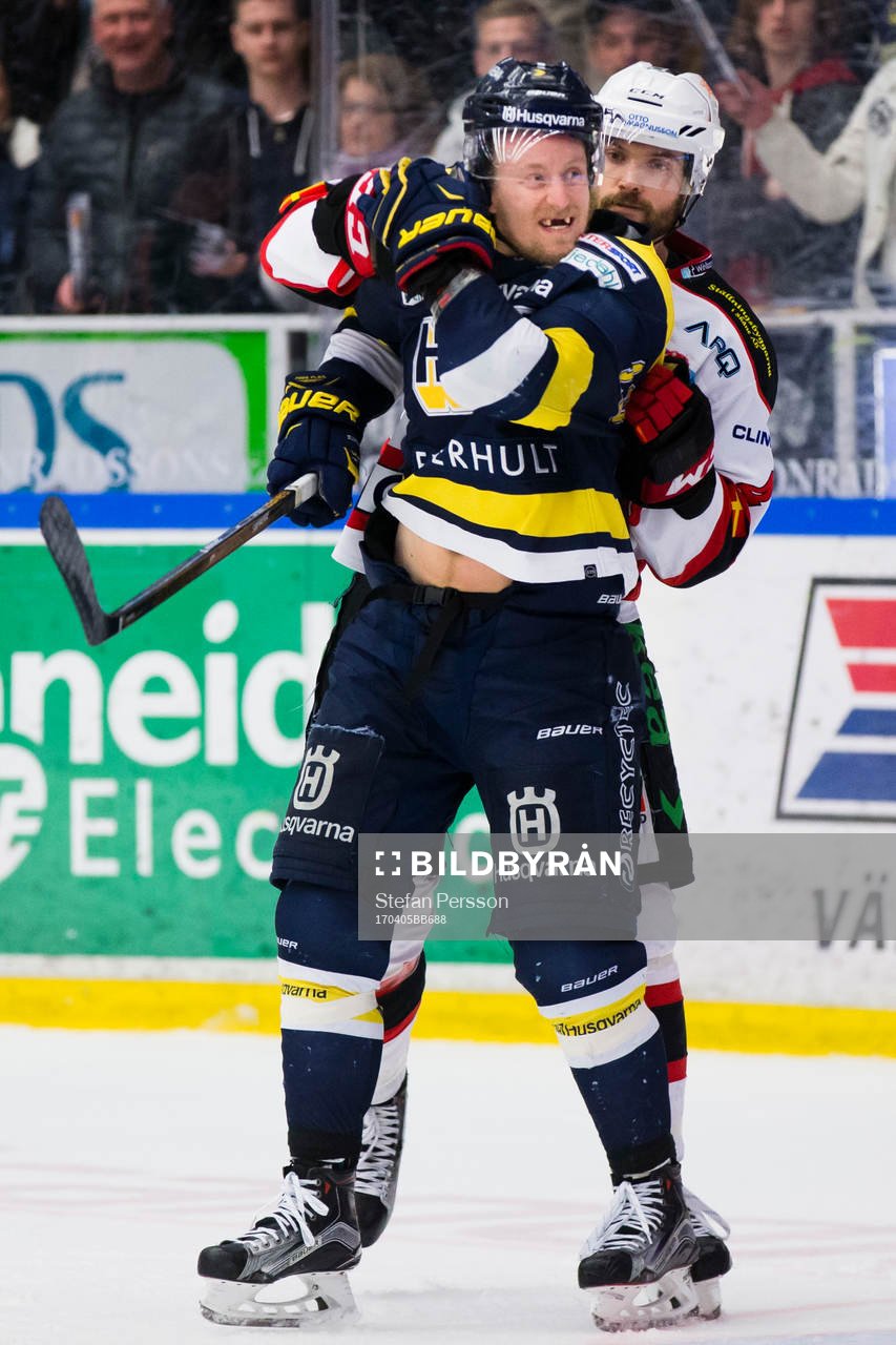 s Oscar Sundh och Malmö Redhawks Noah Welch i gruff