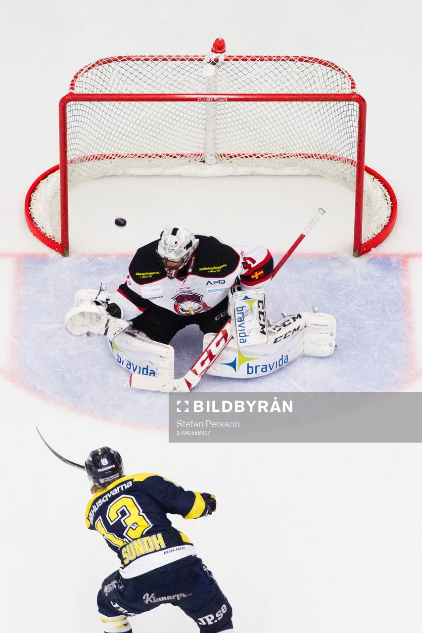 s Oscar Sundh gör mål till 5-1 bakom Malmö Redhawks