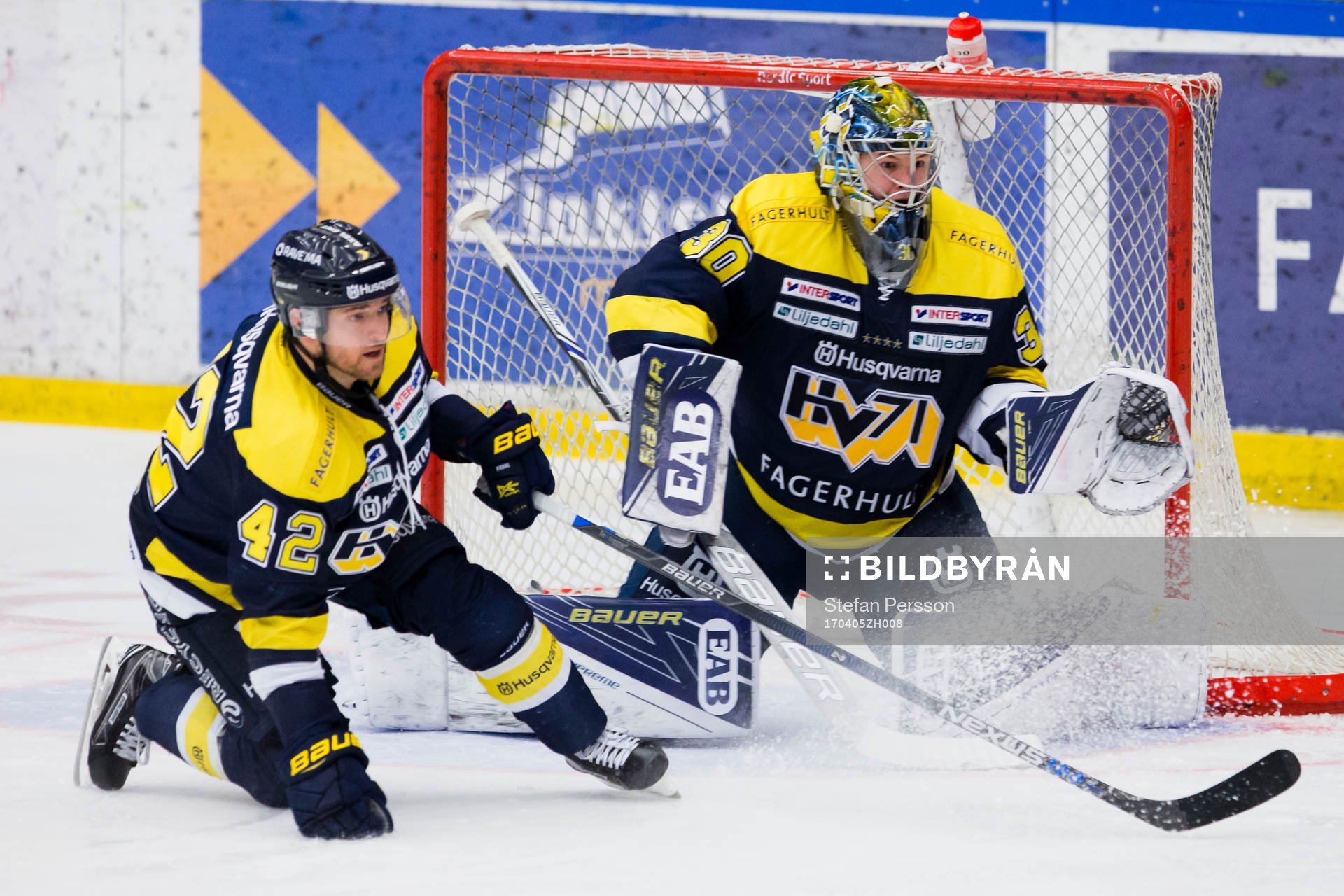 s Dylan Reese och målvakt Linus Söderström försvarar
