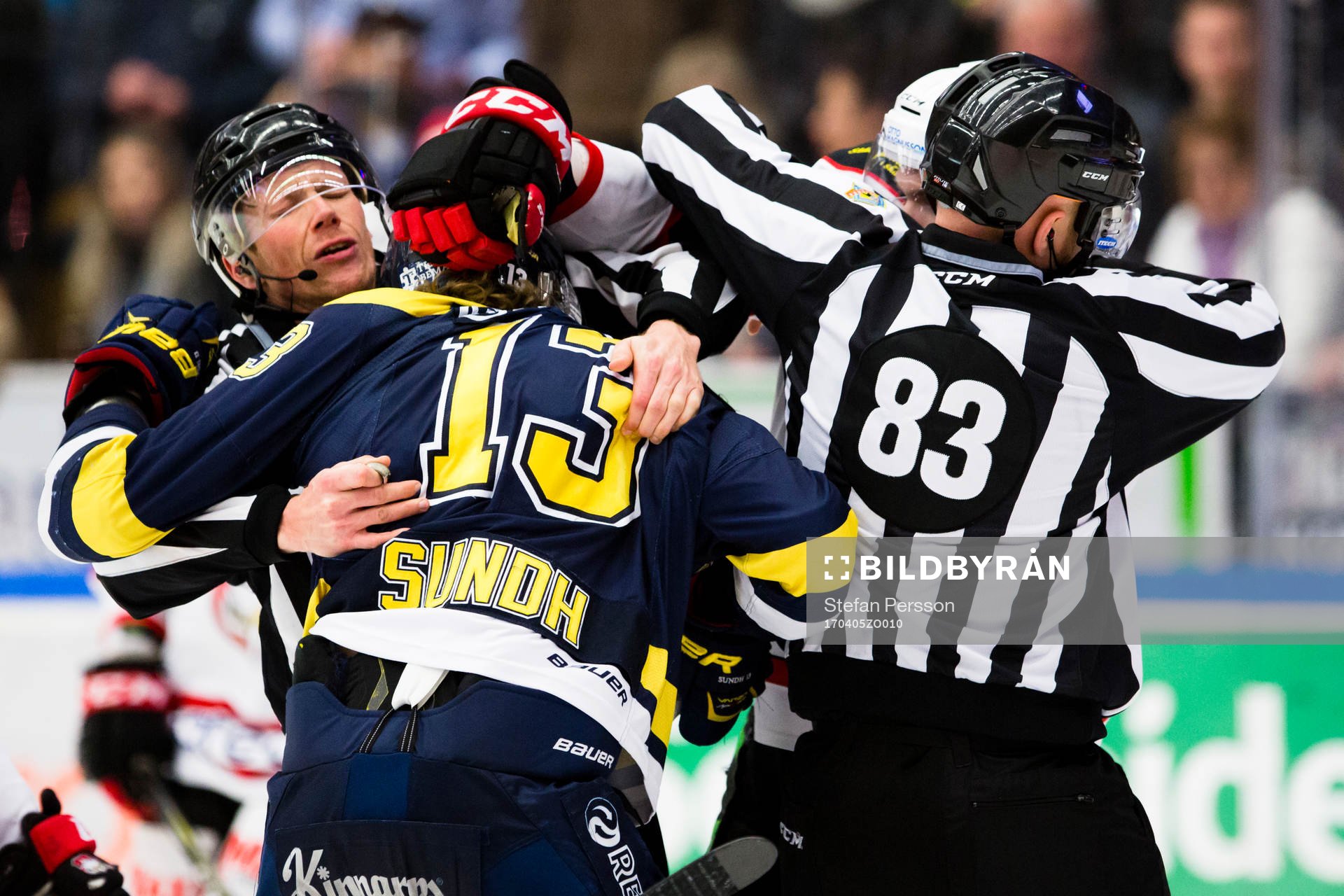 s Oscar Sundh i gruff med Malmö Redhawks Noah Welch