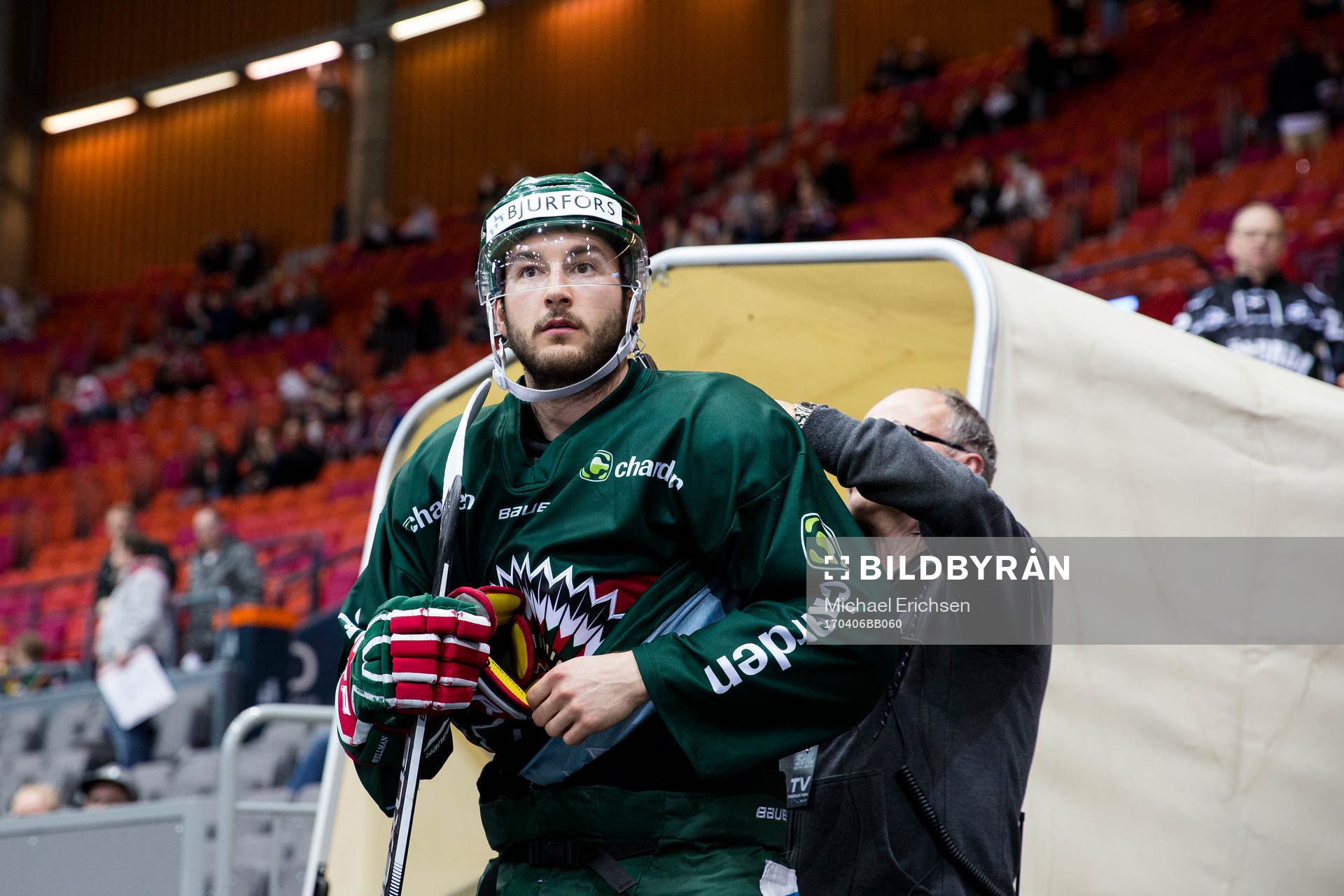 Frölundas Casey Wellman blir riggad med en ljudmick innan