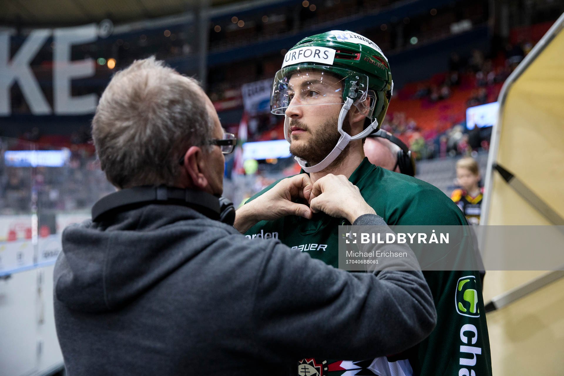 Frölundas Casey Wellman blir riggad med en ljudmick innan