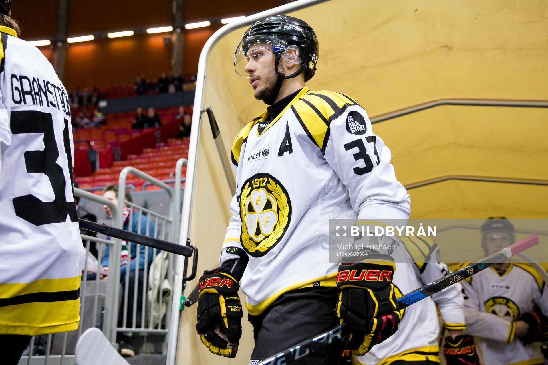 Brynäs Elias Fälth på väg in till isvärmningen