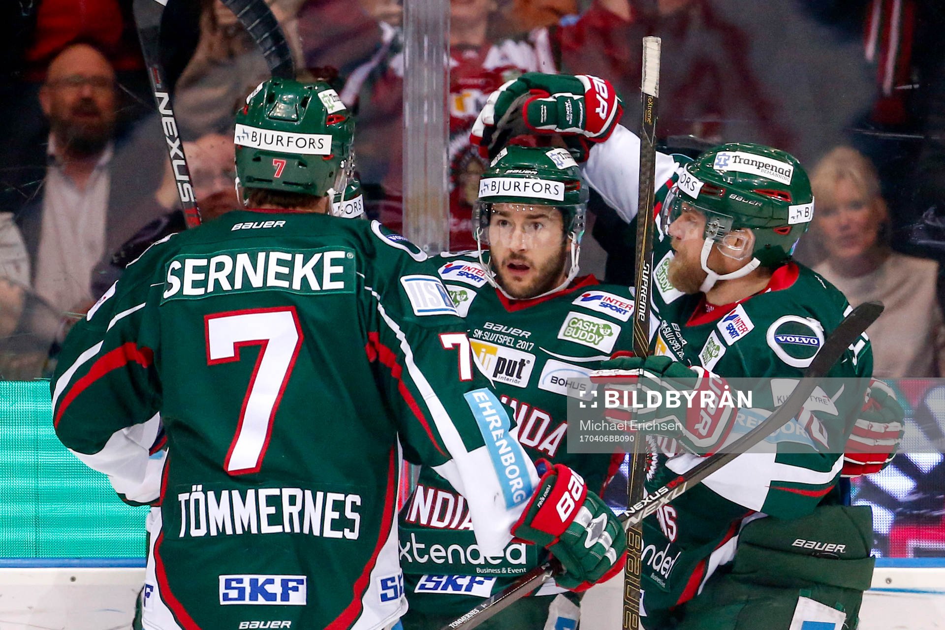 Frölundas Casey Wellman jublar med lagkamrater