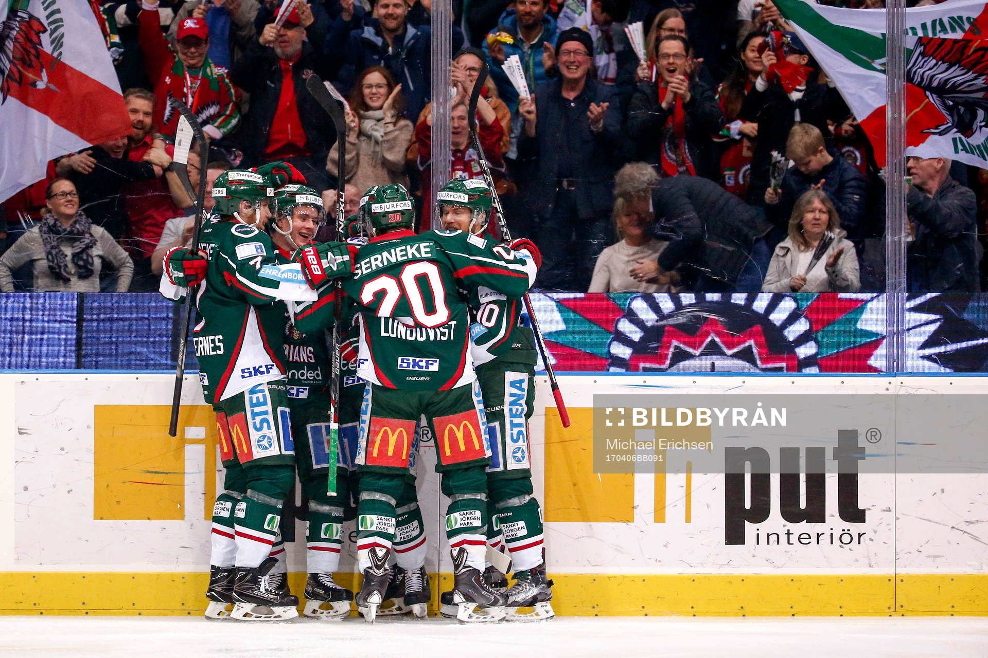 Frölundas Casey Wellman jublar med lagkamrater