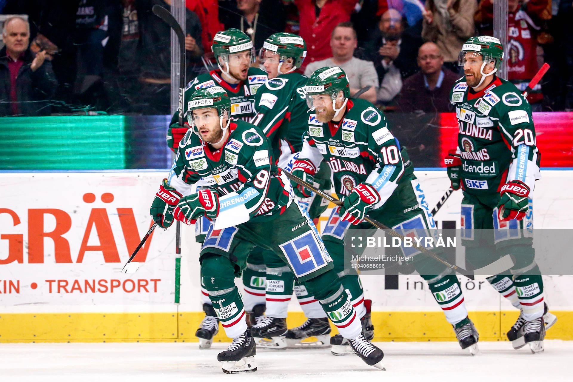 Frölundas Casey Wellman jublar med lagkamrater