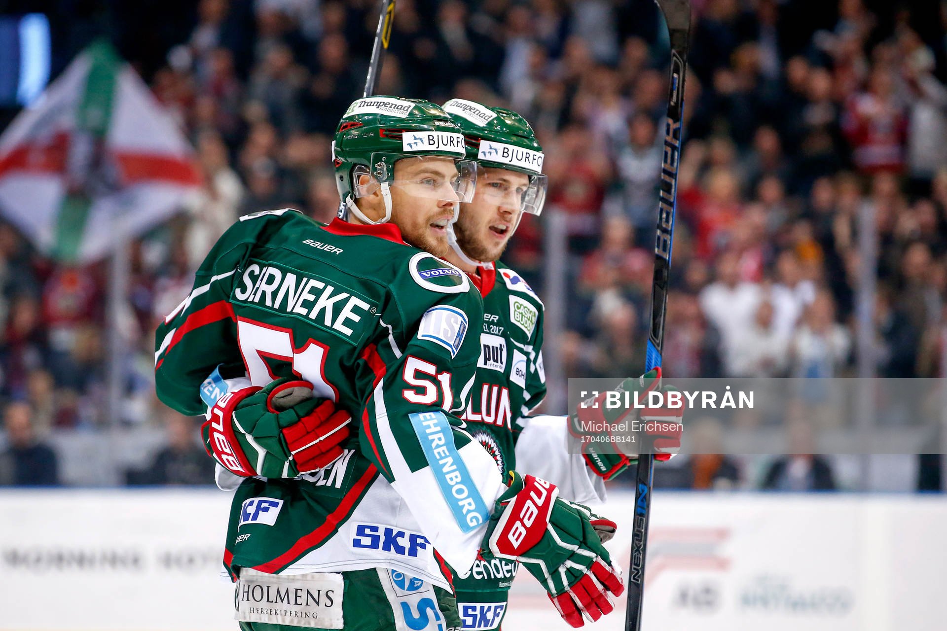 Frölundas Mats Rosseli Olsen och Matt Donovan jublar