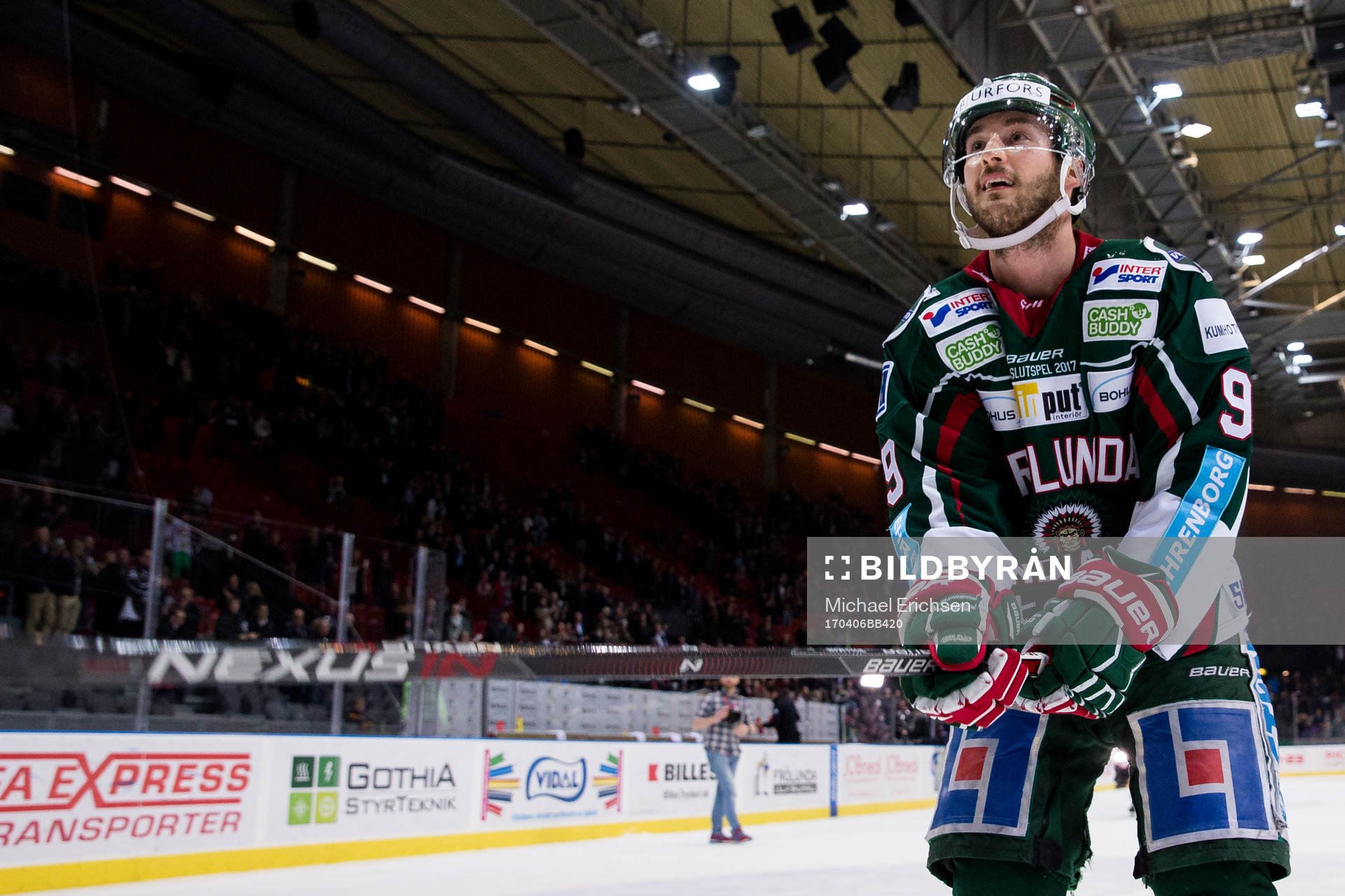 Frölundas Casey Wellman jublar och tackar publiken