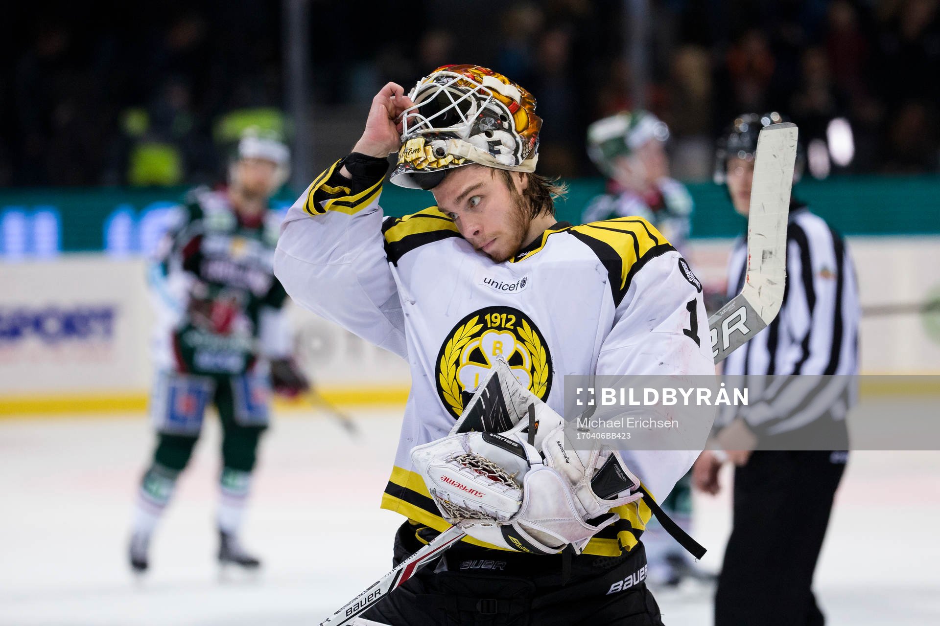 Brynäs målvakt Felix Sandström deppar