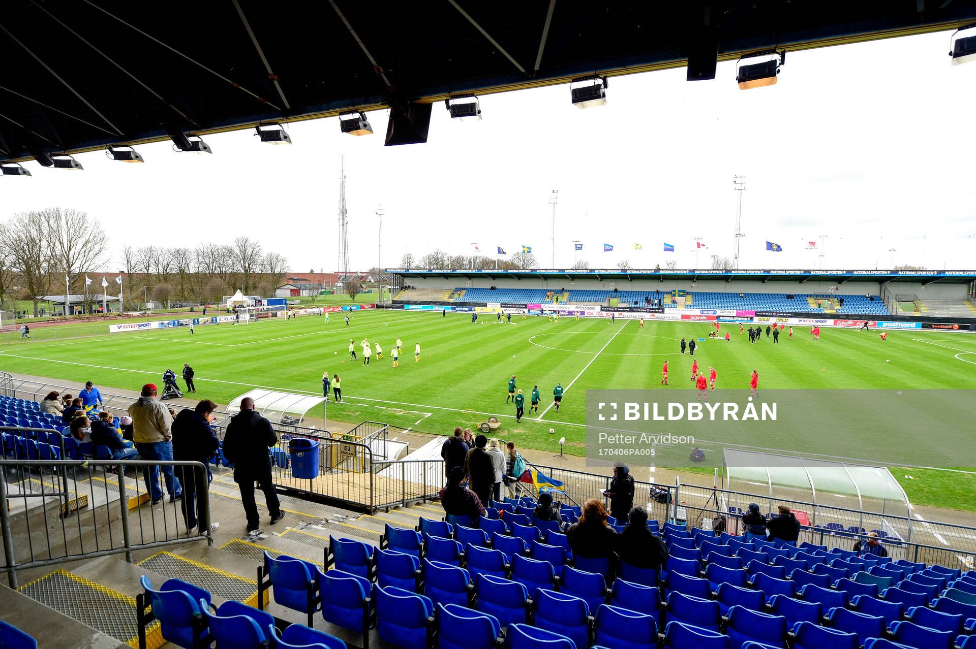 Lagen värmer upp inför landskampen i fotboll mellan Sverige och Kanada den 6 april 2017 i Trelleborg.