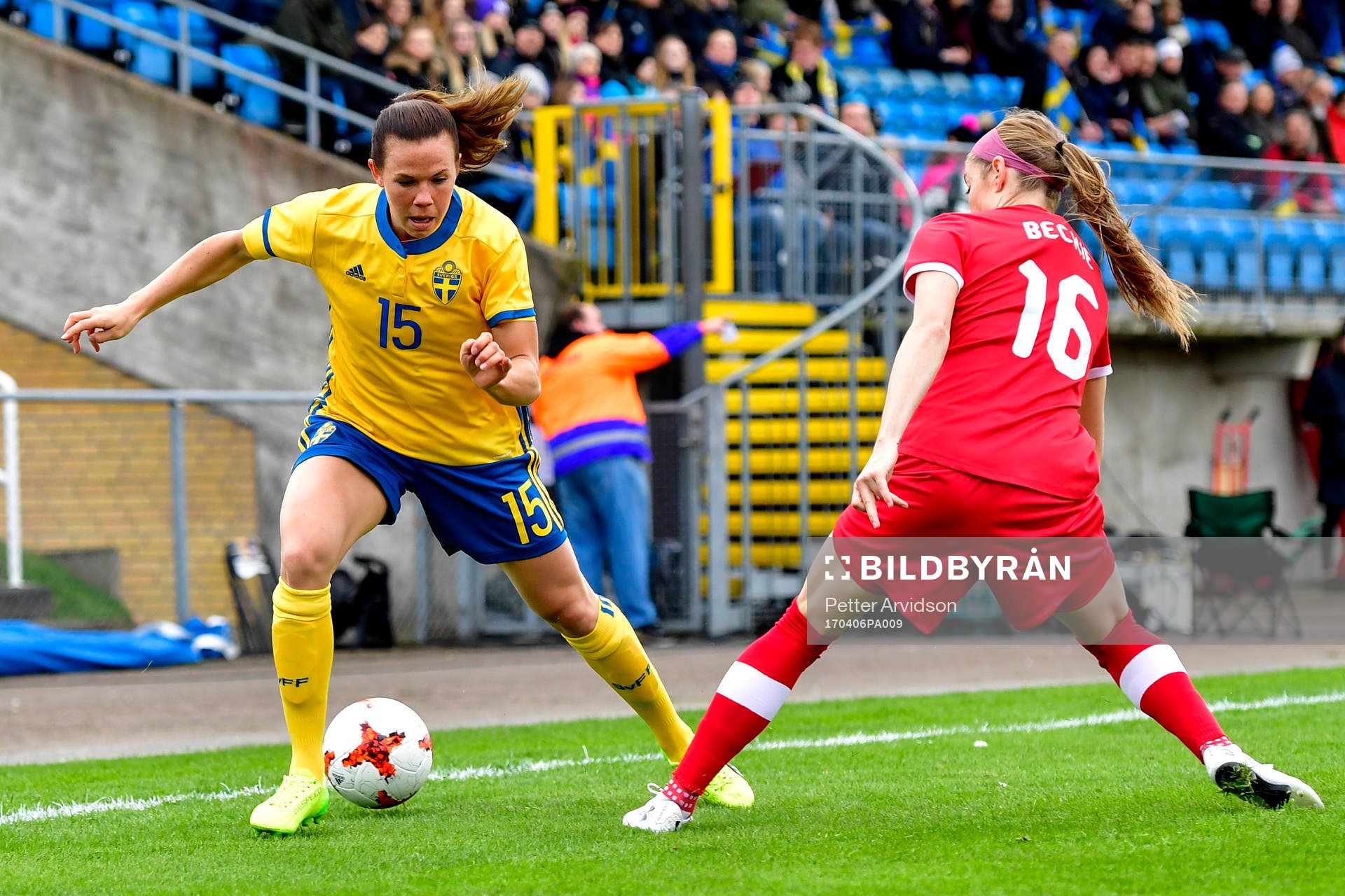 Sveriges Jessica Samuelsson och Kanadas Janine Beckie