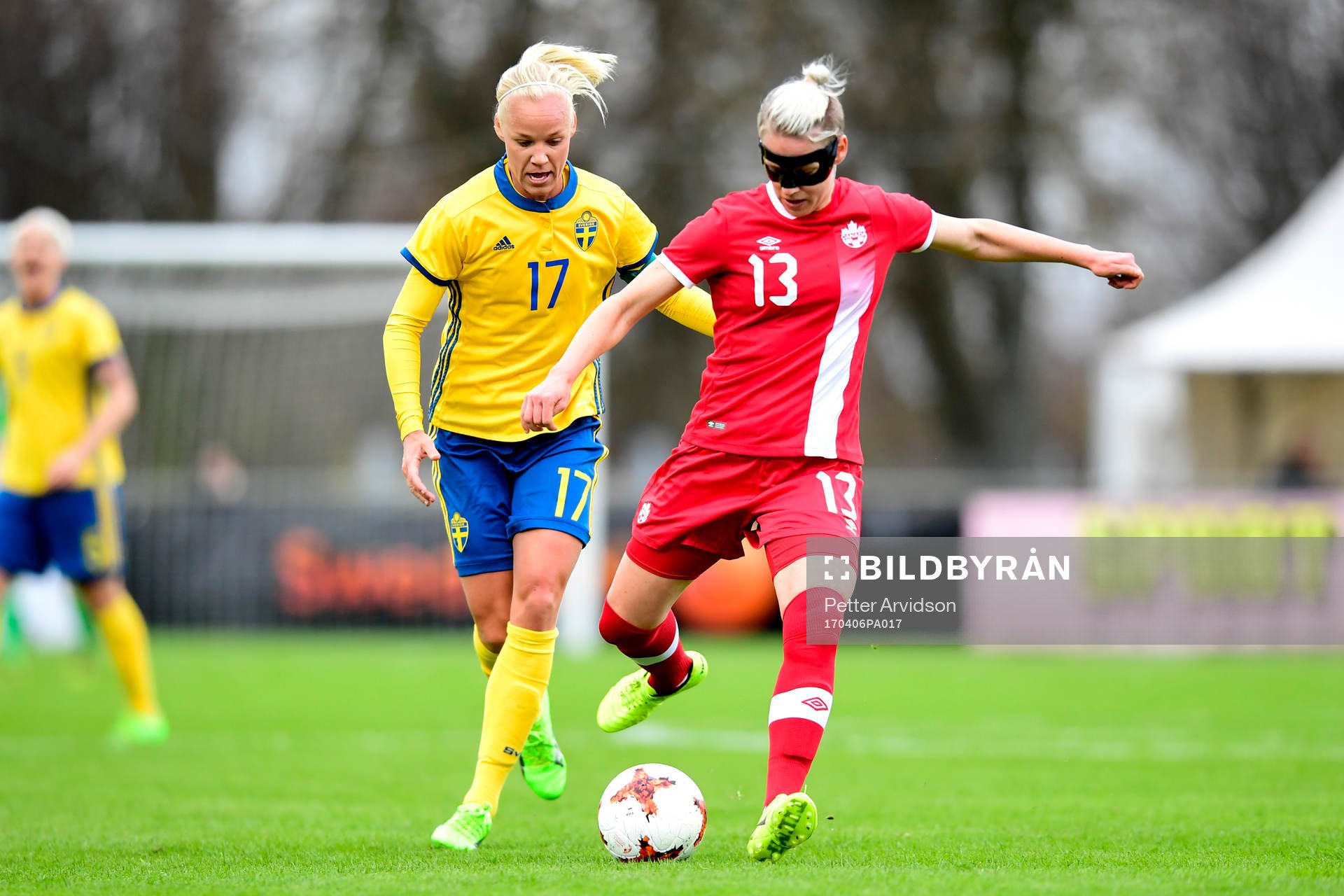 Sveriges Caroline Seger och Kanadas Sophie Schmidt