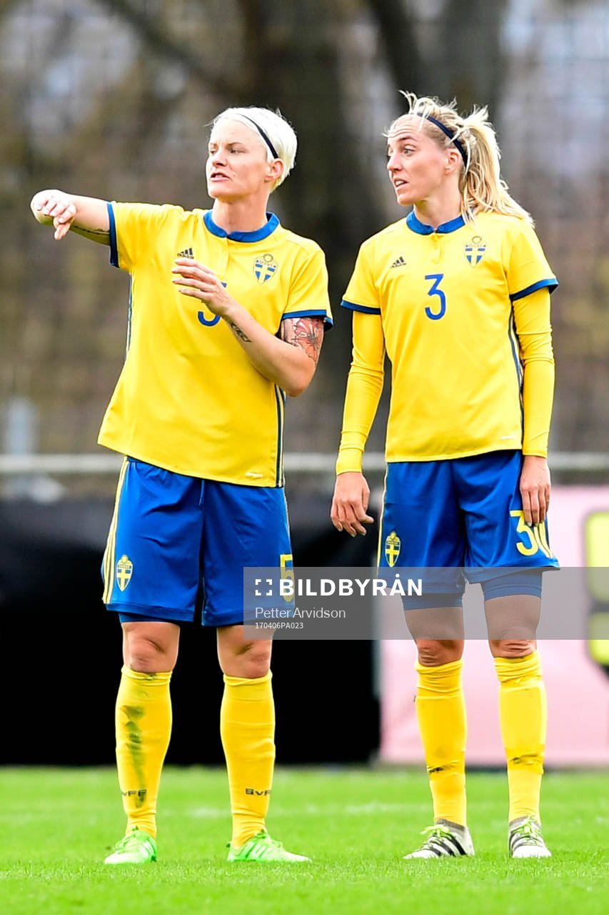 Sveriges Nilla Fischer och Linda Sembrant deppar