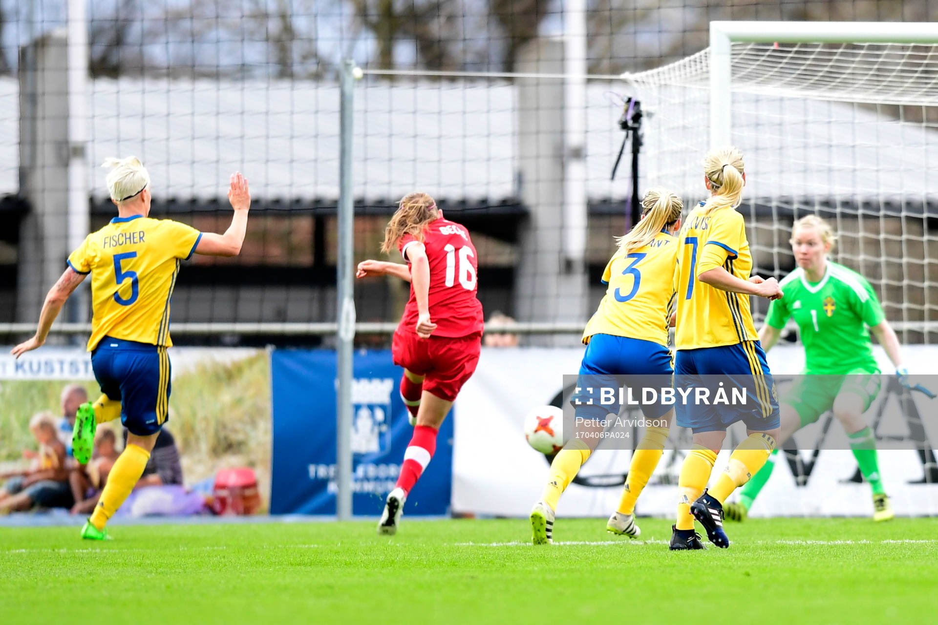Kanadas Janine Beckie gör 0-1 bakom Sveriges målvakt