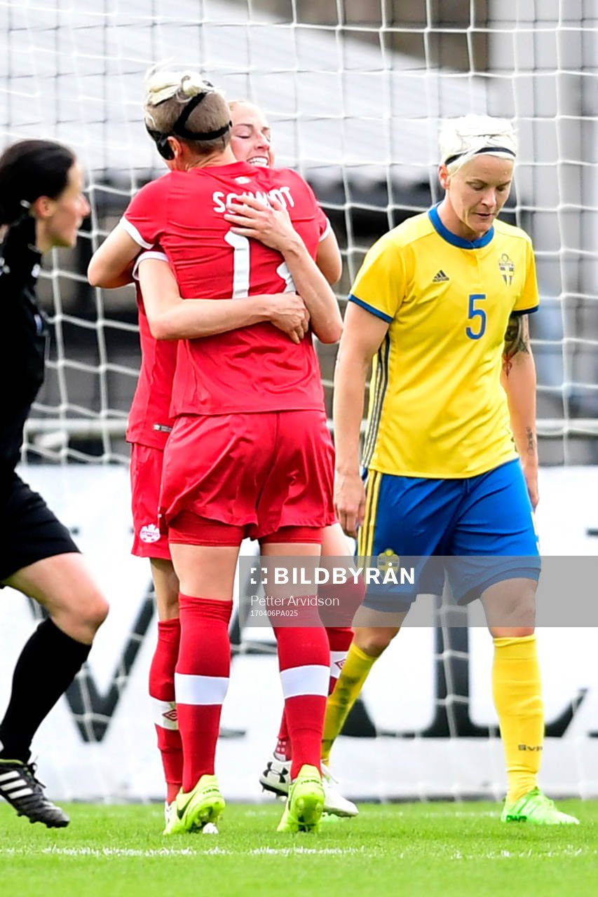 Sveriges Nilla Fischer deppar och Kanadas Janine Beckie