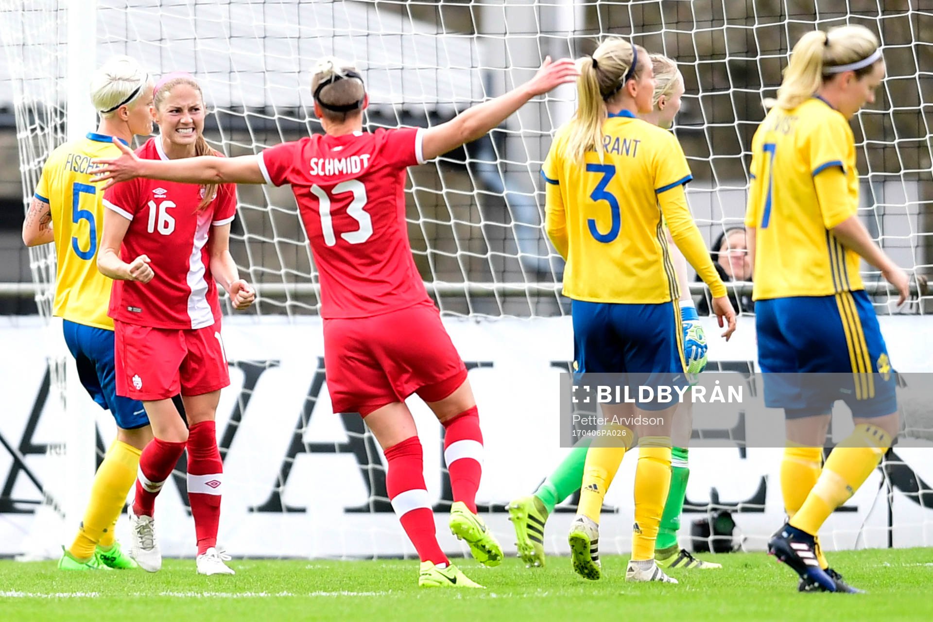 Kanadas Janine Beckie jublar med Sophie Schmidt