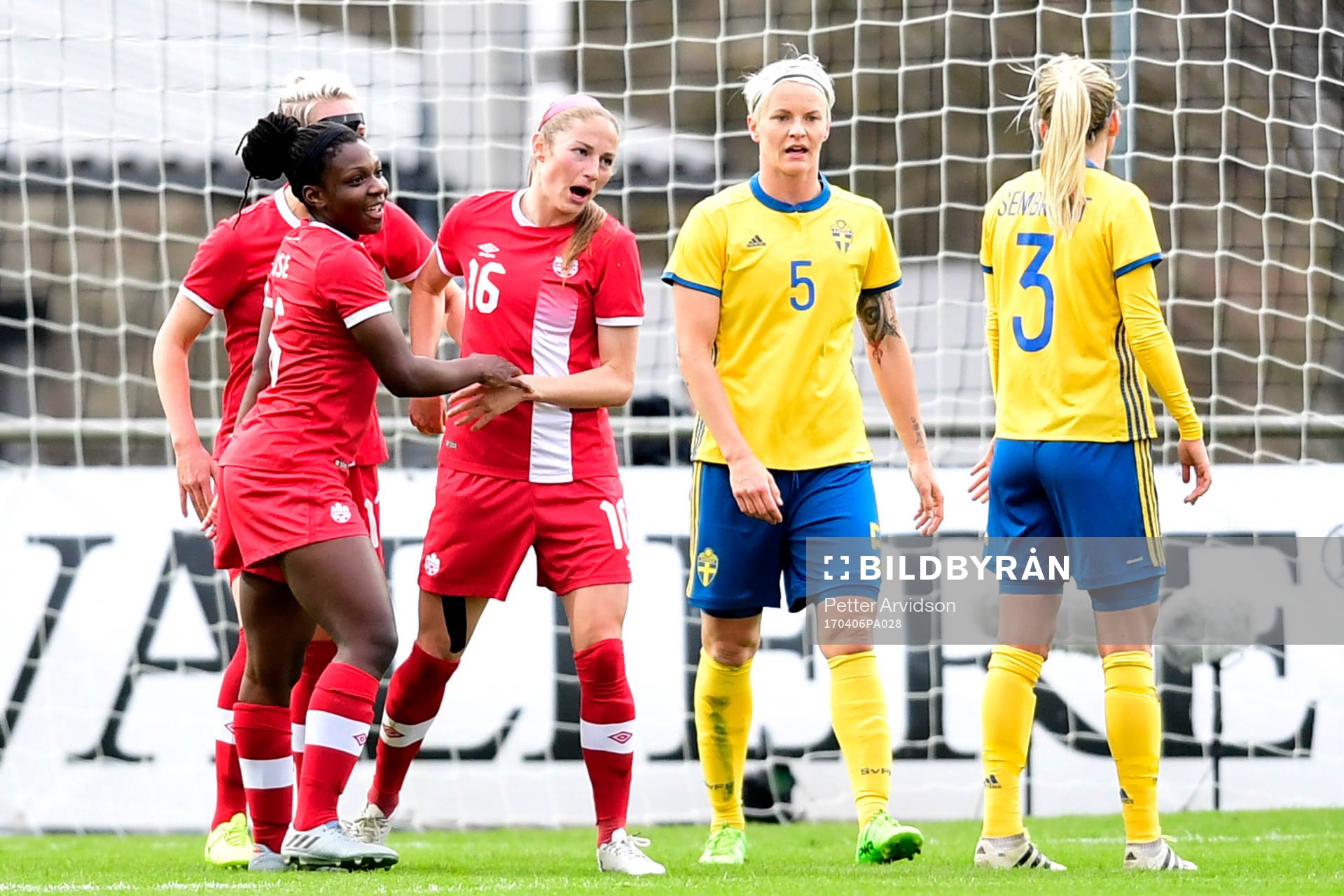 Kanadas Janine Beckie jublar med Deanne Rose
