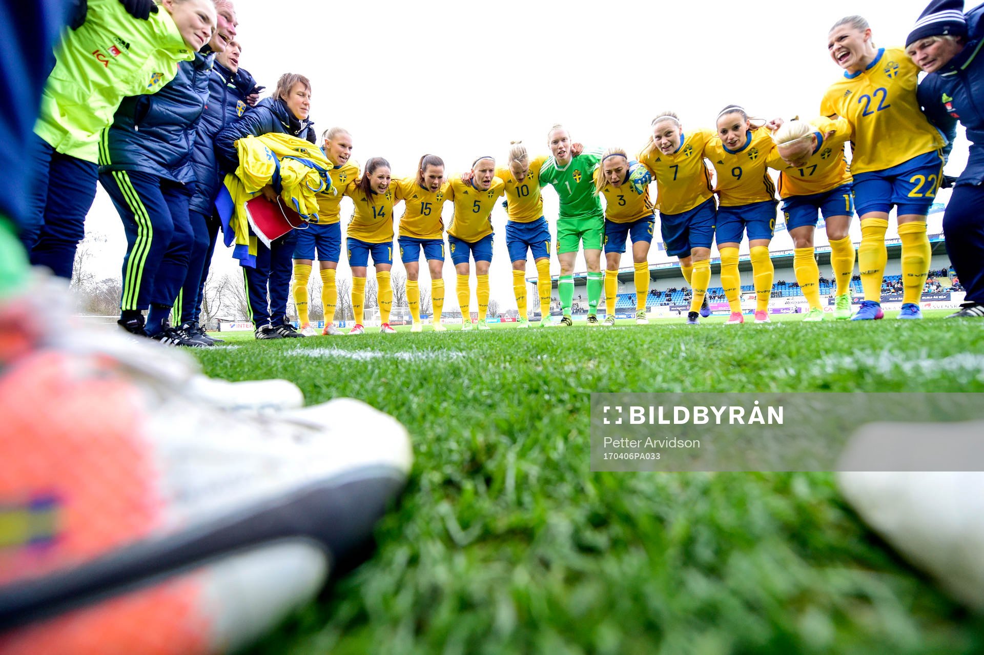 Sveriges spelare laddar inför landskampen i fotboll mellan Sverige och Kanada den 6 april 2017 i Trelleborg.