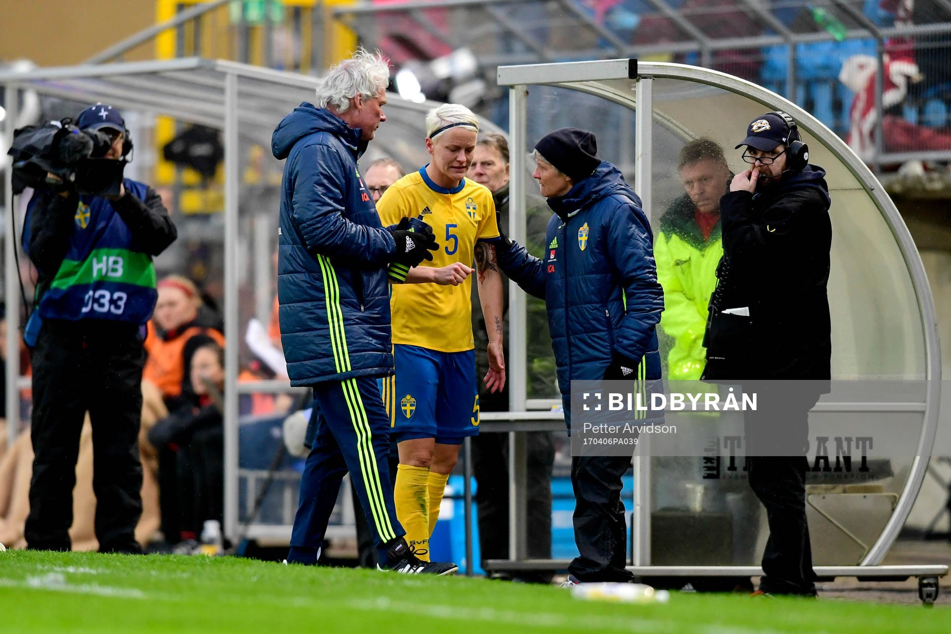 Sveriges förbundskapten Pia Sundhage pratar med Nilla