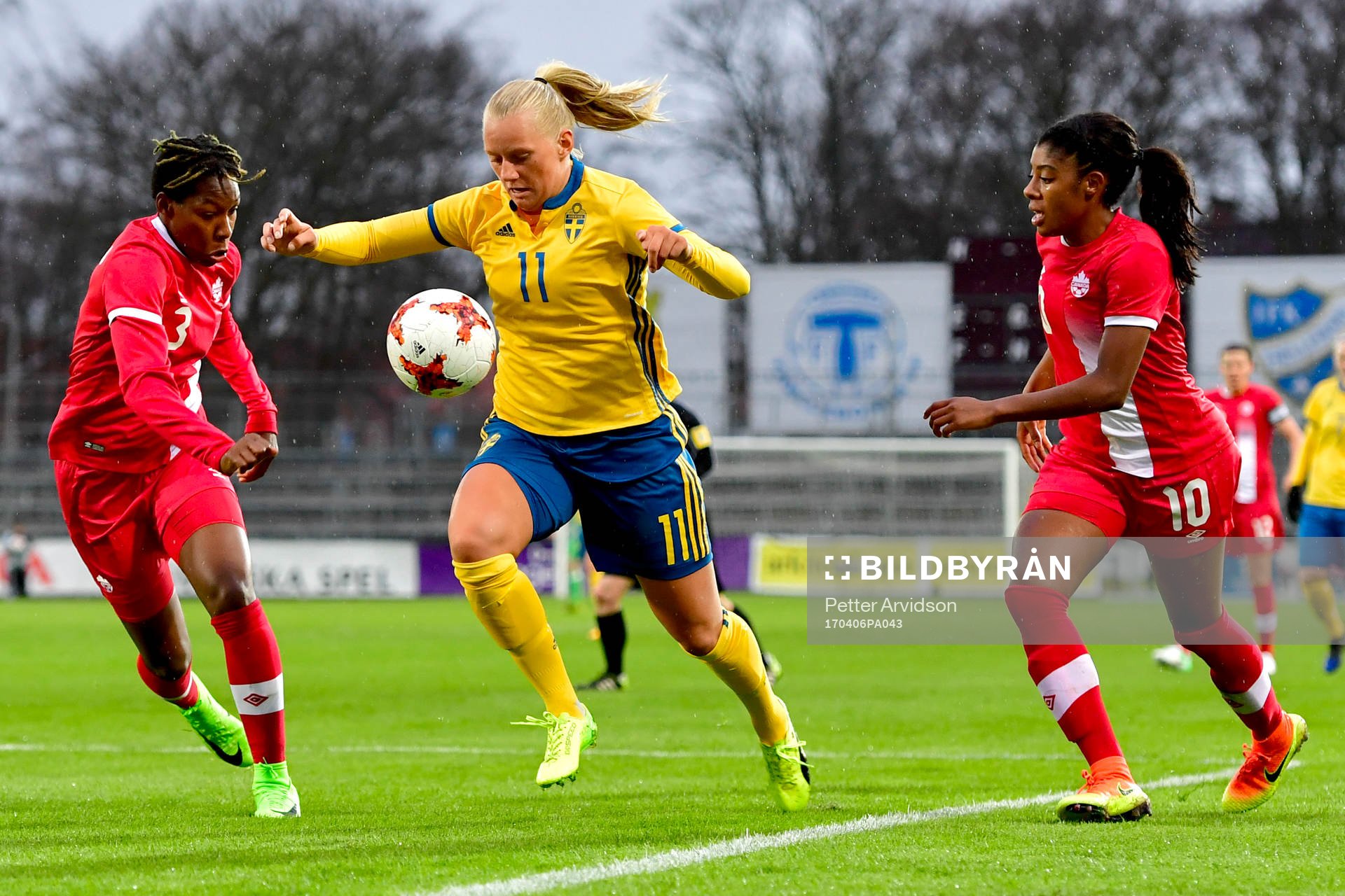 Sveriges Stina Blackstenius och Kanadas Kadeisha Buchanan