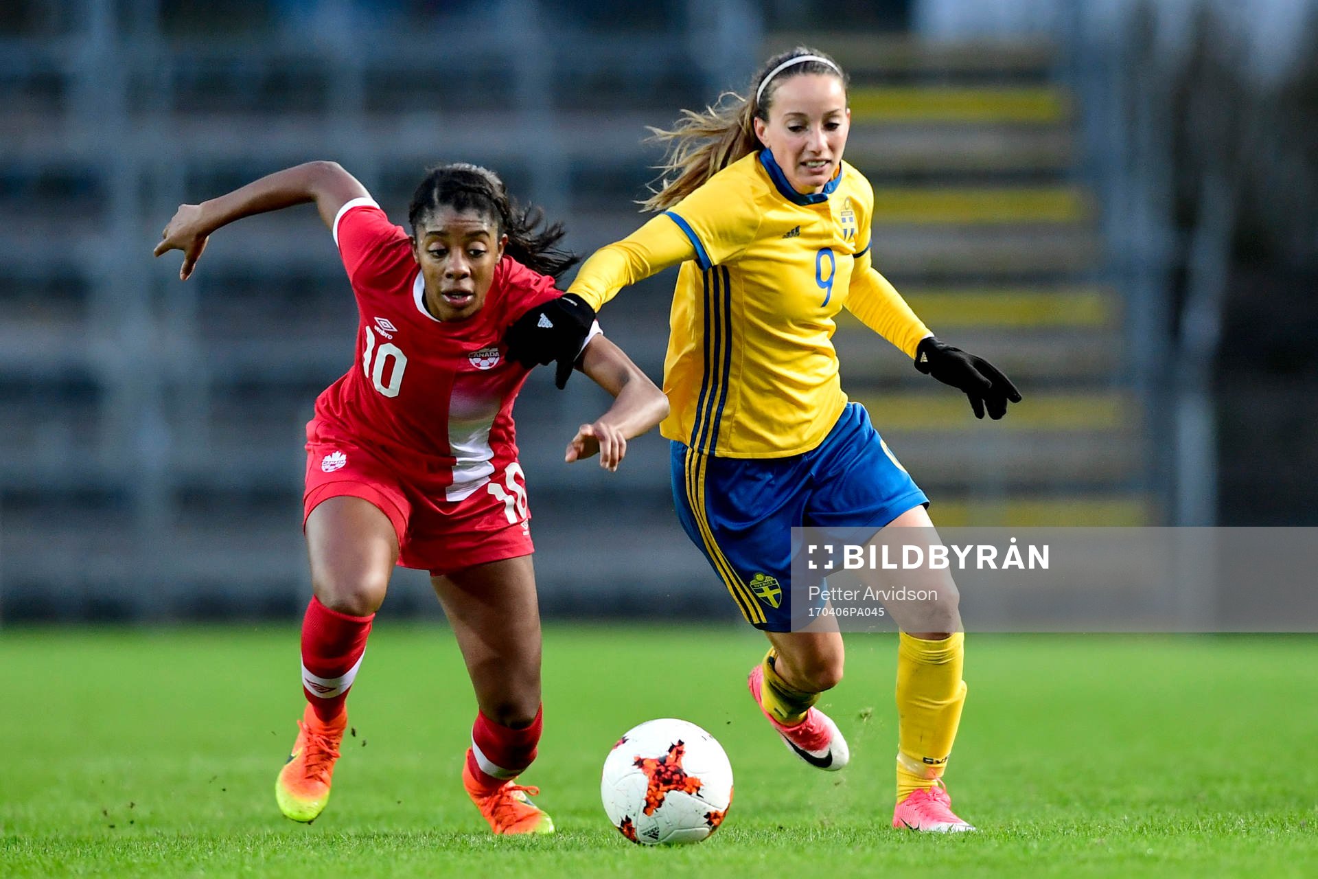 Kanadas Ashley Lawrence och Sveriges Kosovare Asllani