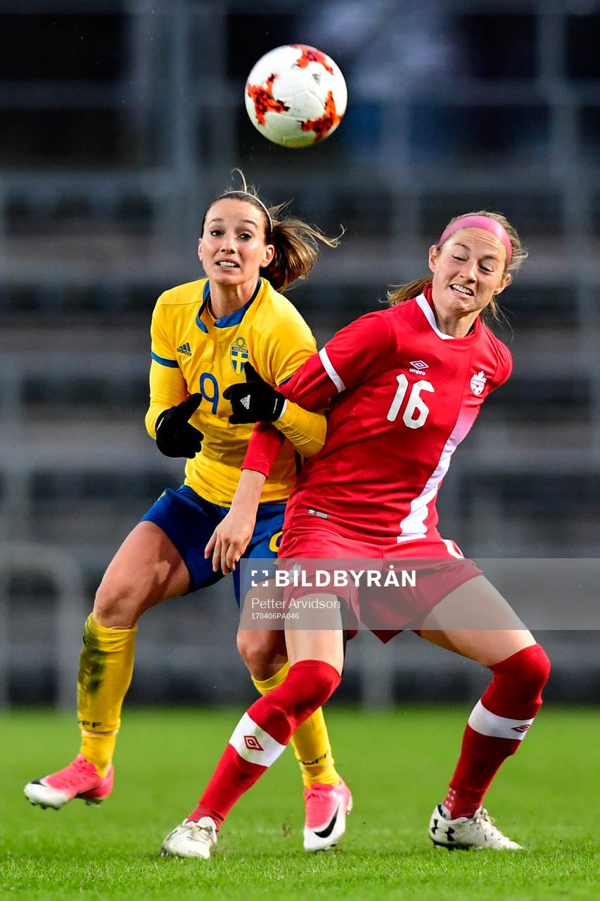 Sveriges Kosovare Asllani och Kanadas Janine Beckie