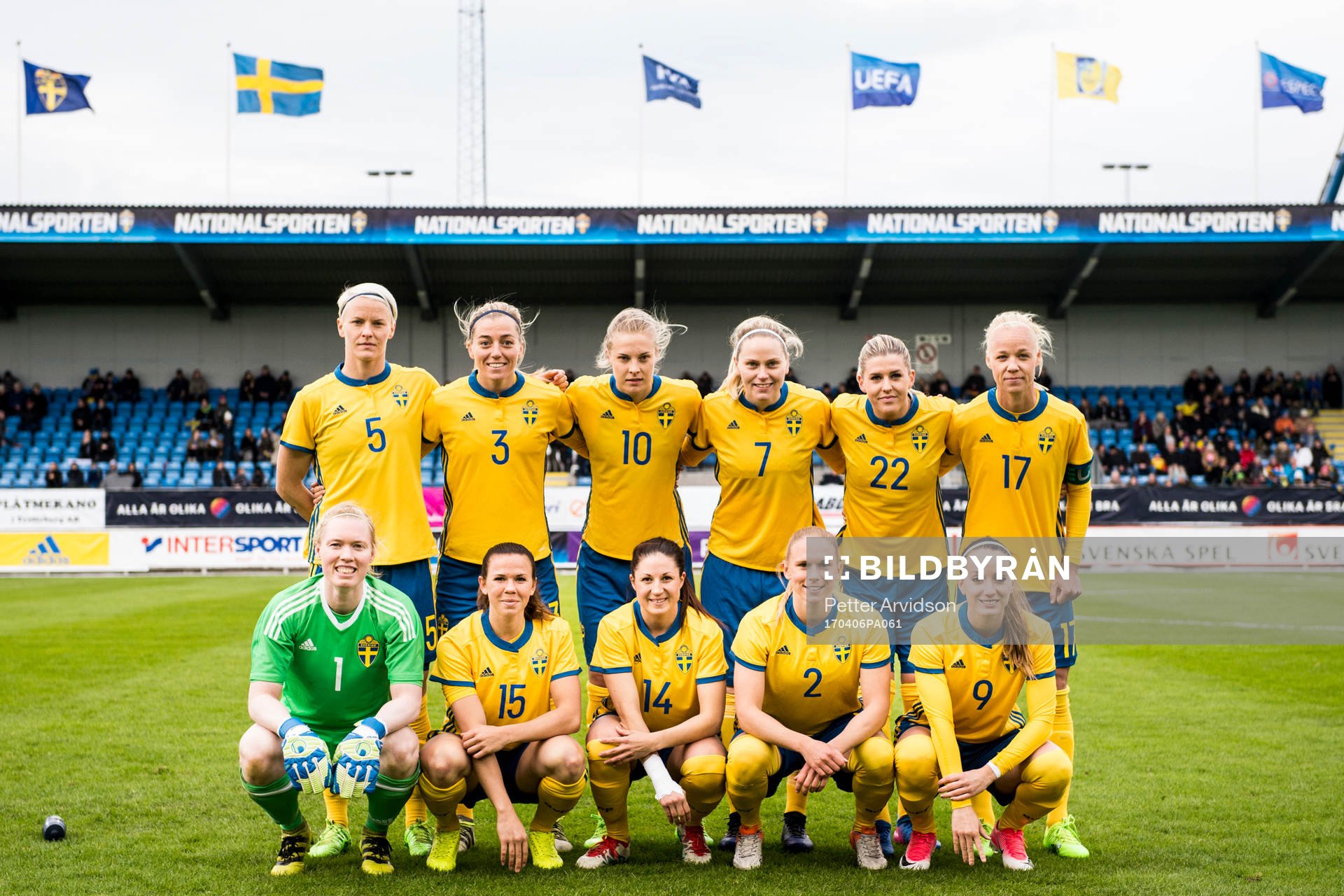 Sveriges startelva ställer upp för en lagbild, övre