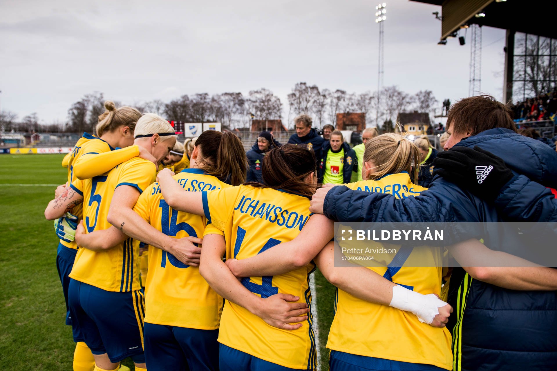 Sveriges spelare samlas i en ring