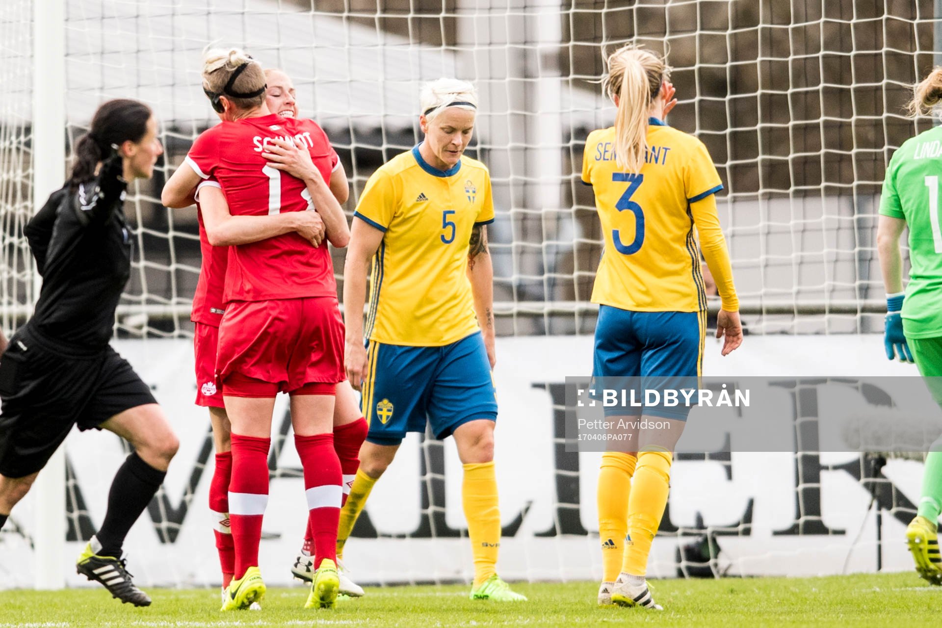 Kanadas Janine Beckie jublar med Sophie Schmidt