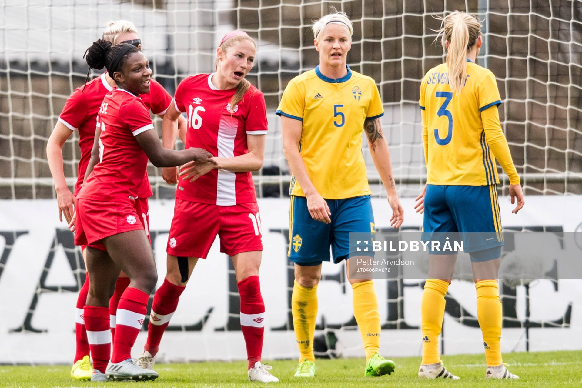 Kanadas Janine Beckie jublar med Deanne Rose