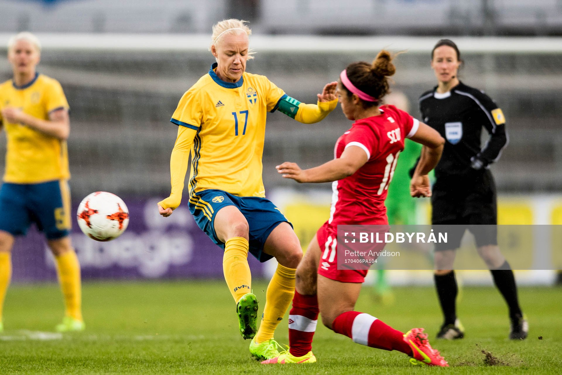 Sveriges Caroline Seger och Kanadas Desiree Scott