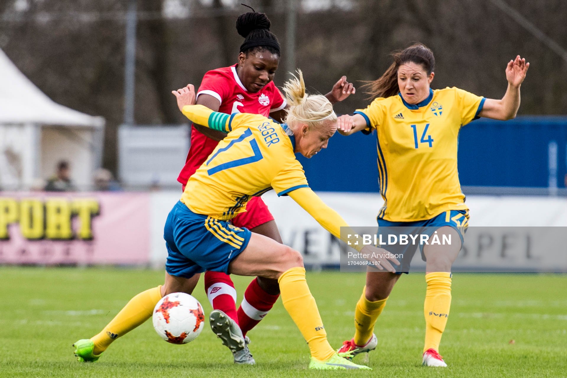 Sveriges Caroline Seger och Josefin Johansson mot Kanadas