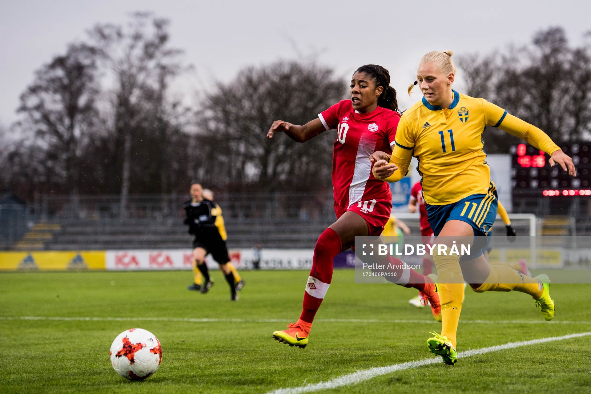 Sveriges Stina Blackstenius och Kanadas Ashley Lawrence